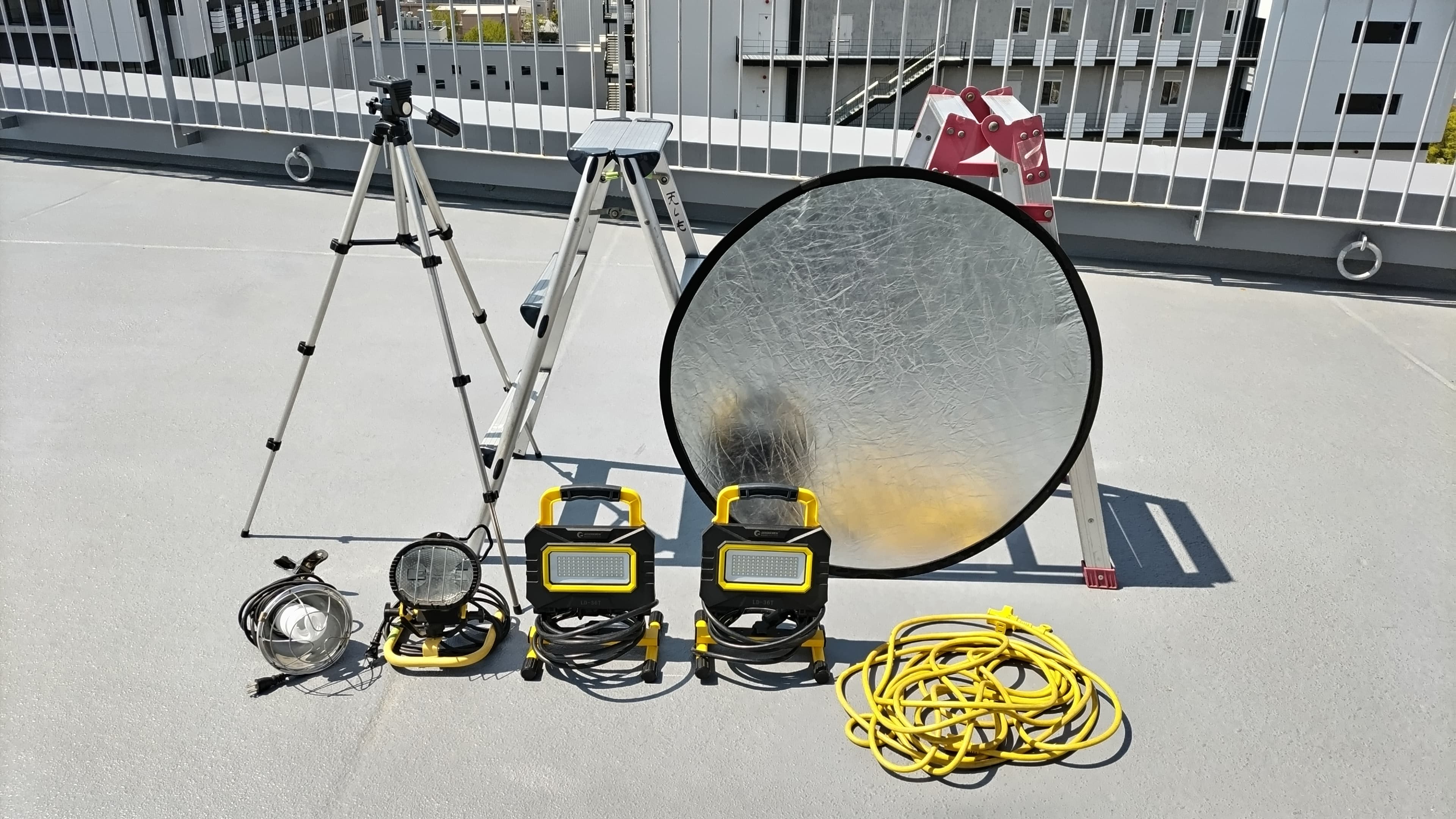 【撮影用無料レンタル機材】脚立×2・レフ板・三脚・延長コード・蛍光灯クリップライト・ハロゲン作業・LED作業灯×2