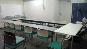 座面グリーンのスタッキングチェア12脚有、白いテーブルは使用不可時有