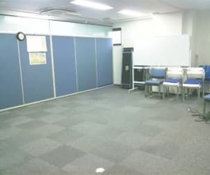 ブルーのパーテーション隣は倉庫です。