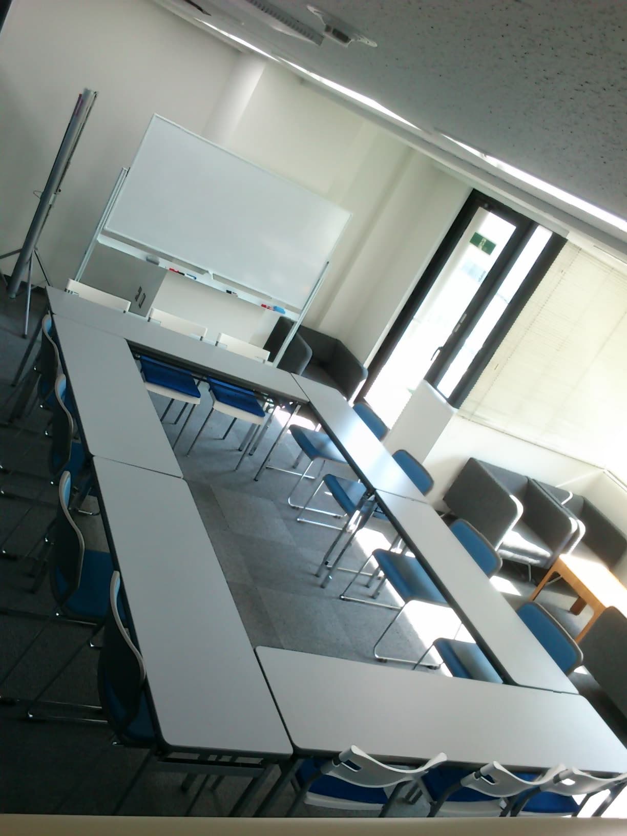 現在、肘掛けソファ、応接テーブルはありません。