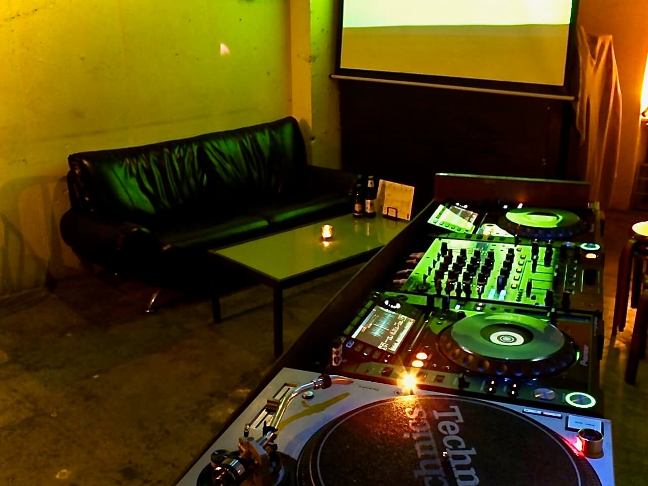DJブースとソファー