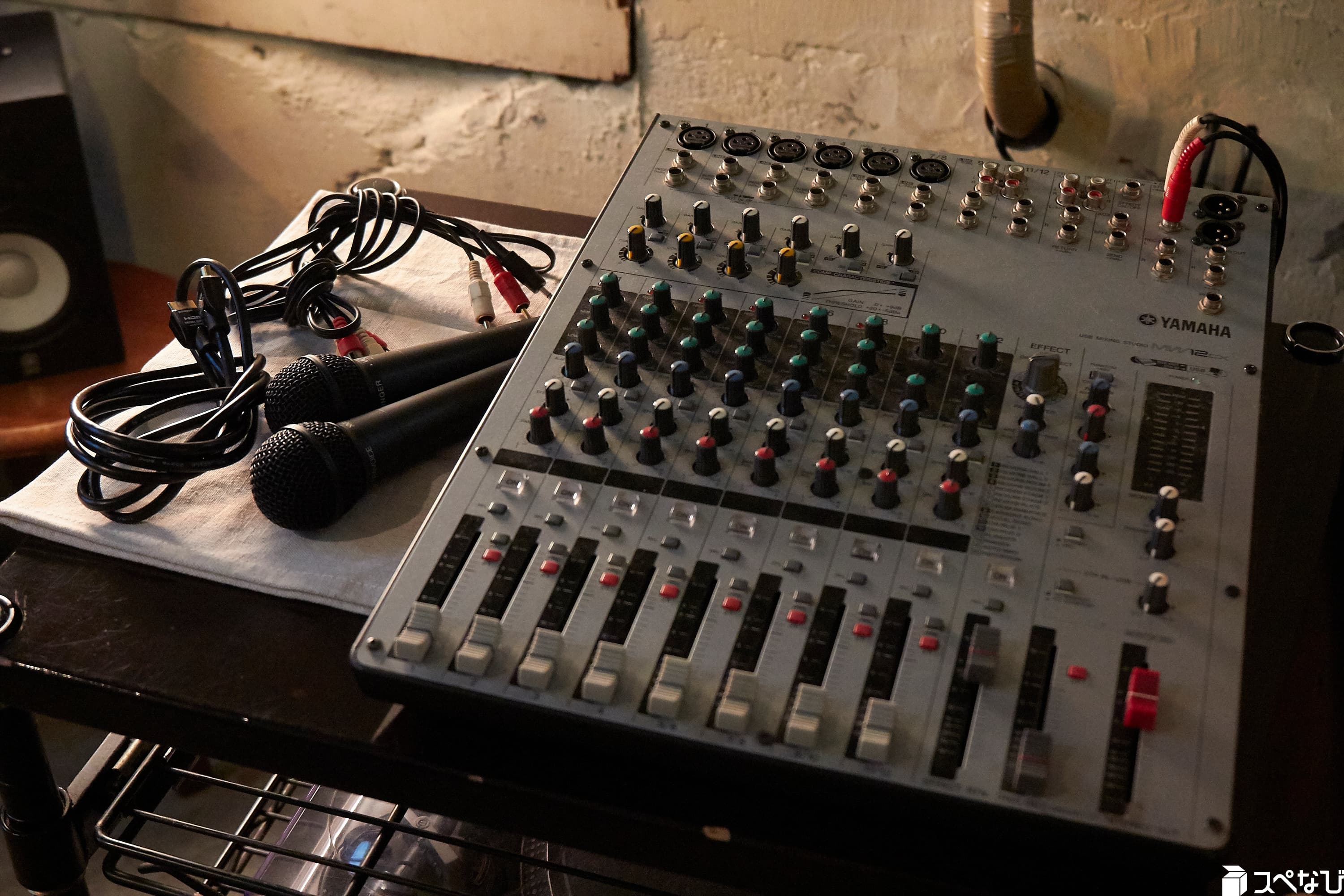 ライブ用ミニPA(現在、機種は Mackie ProFX12v2 です)