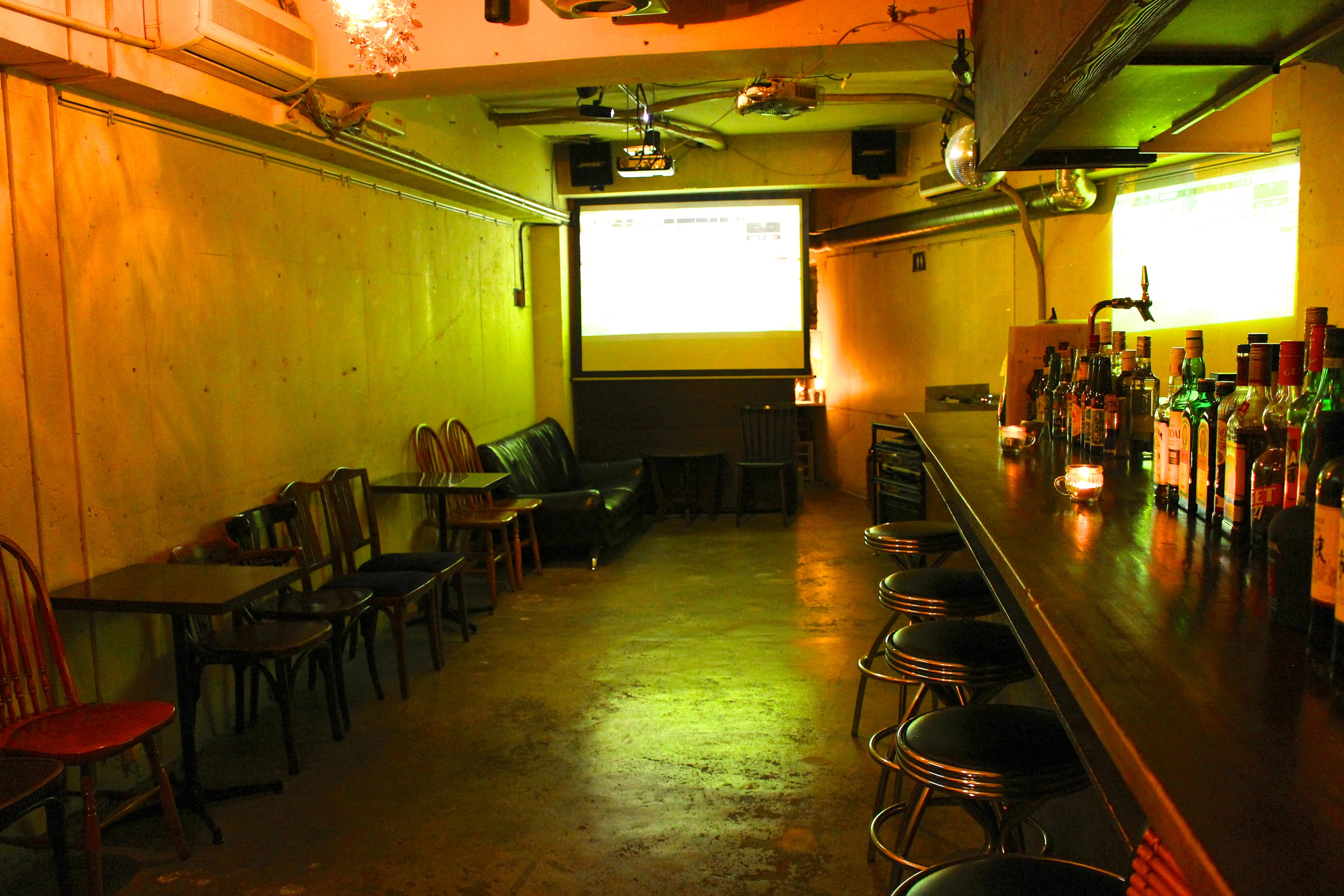 店内。入り口側より撮影。