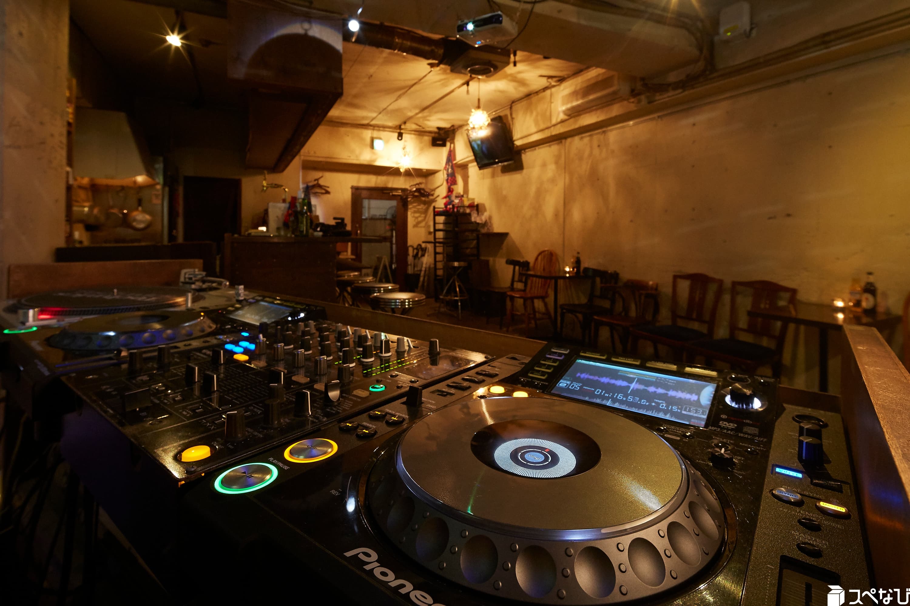 DJブースの内側から。奥が入口です。