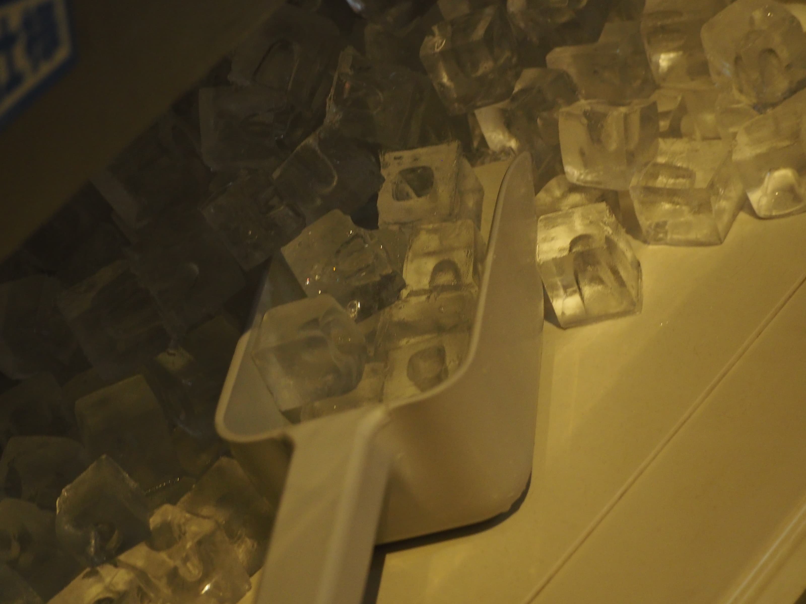 製氷機。氷などご自由にお使いください。