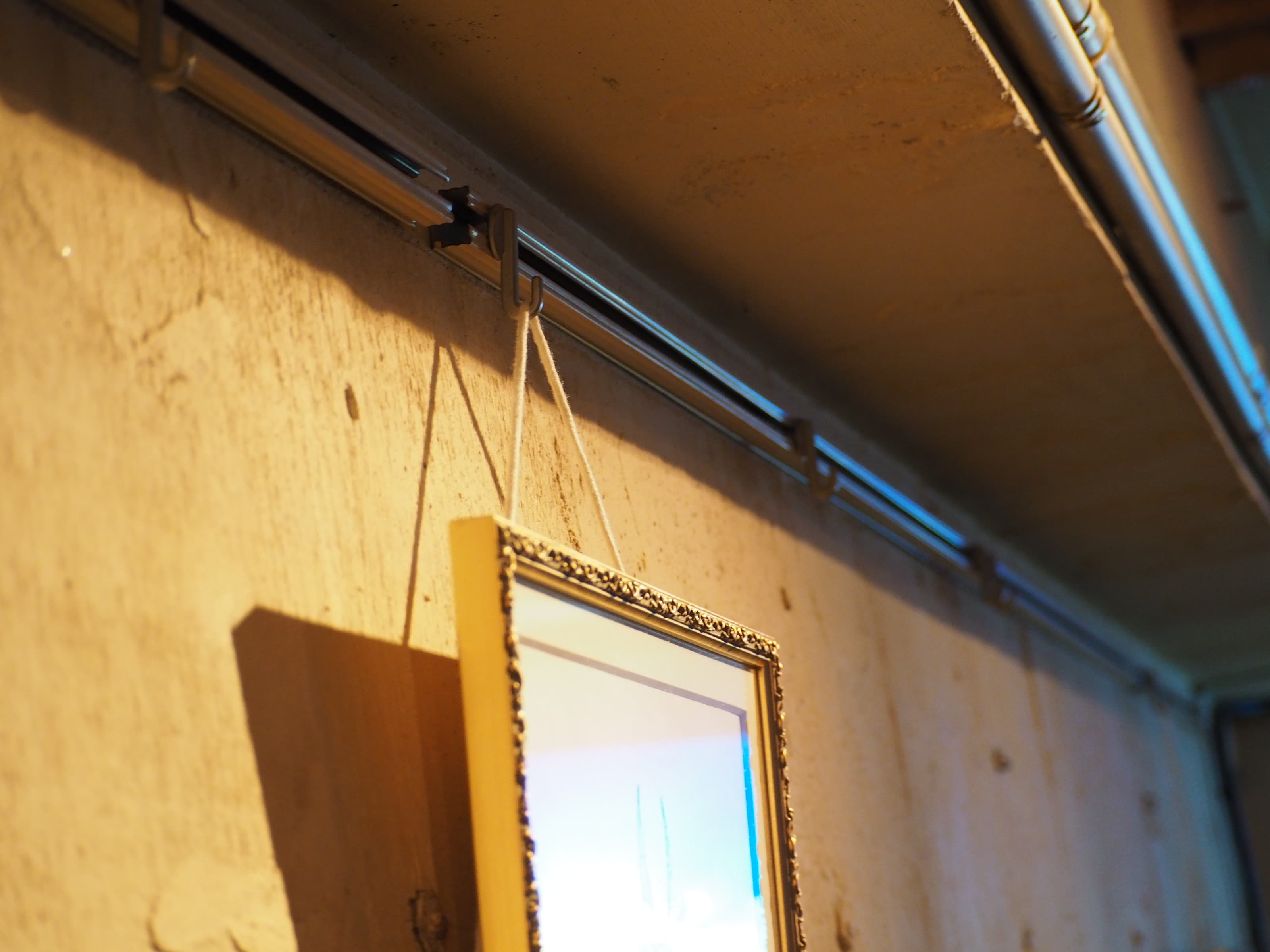 ピクチャーレール。絵画の展示などできます。