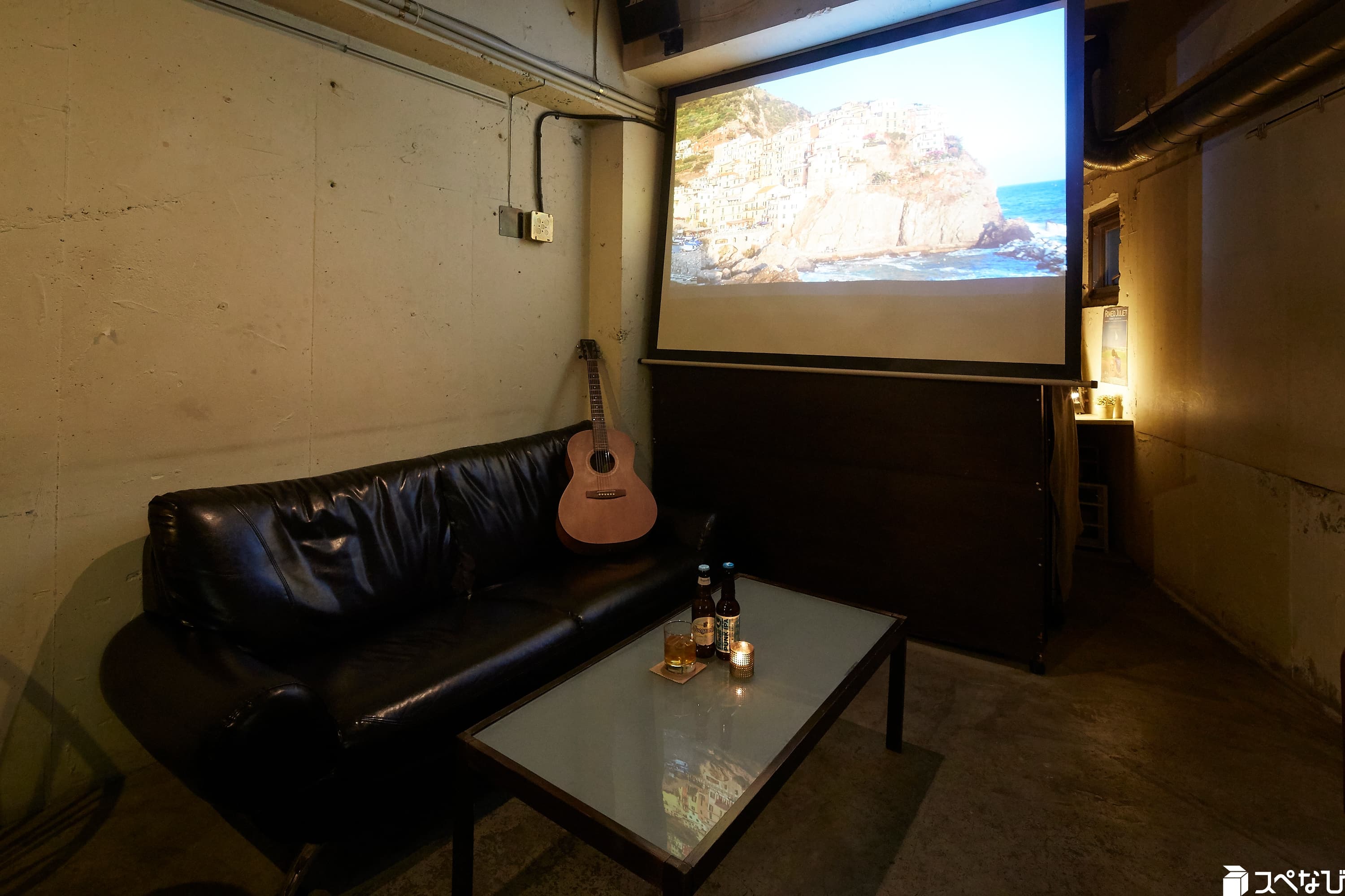 プロジェクターとソファー