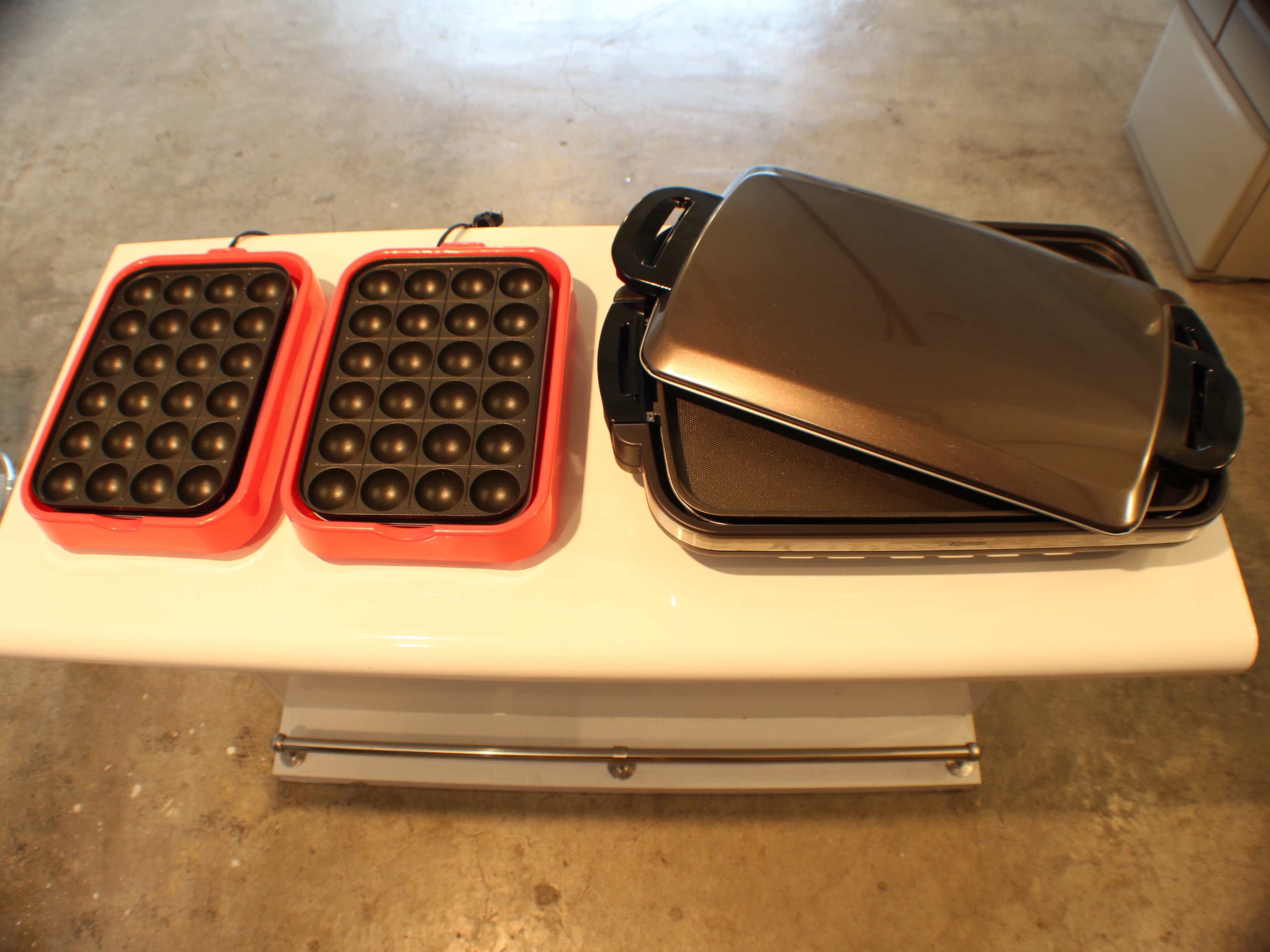 ホットプレート( 象印 やきやき/EA-DD10 1台) たこ焼き機(YAMAZEN//SOPX-1180 2台) ※電源容量の