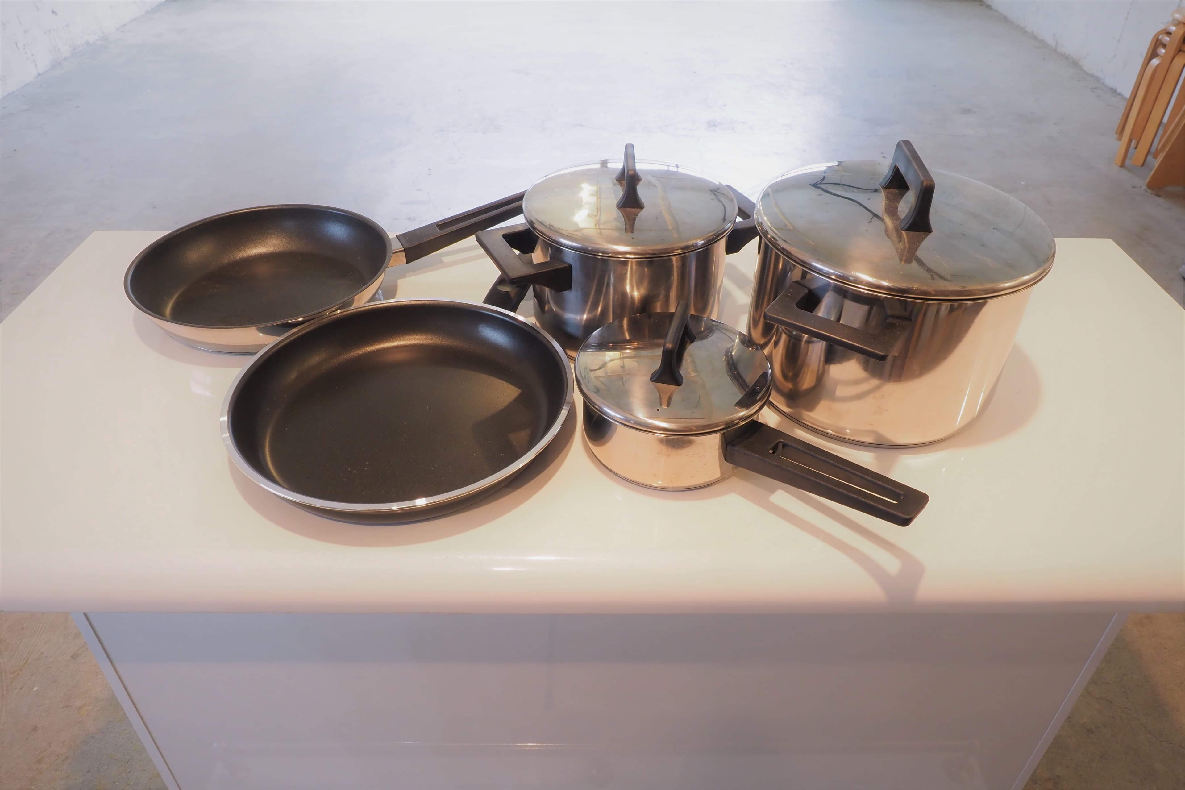 鍋、フライパン(フライパンは写真とは一部異なりますが、26cmの平型と深型があります)