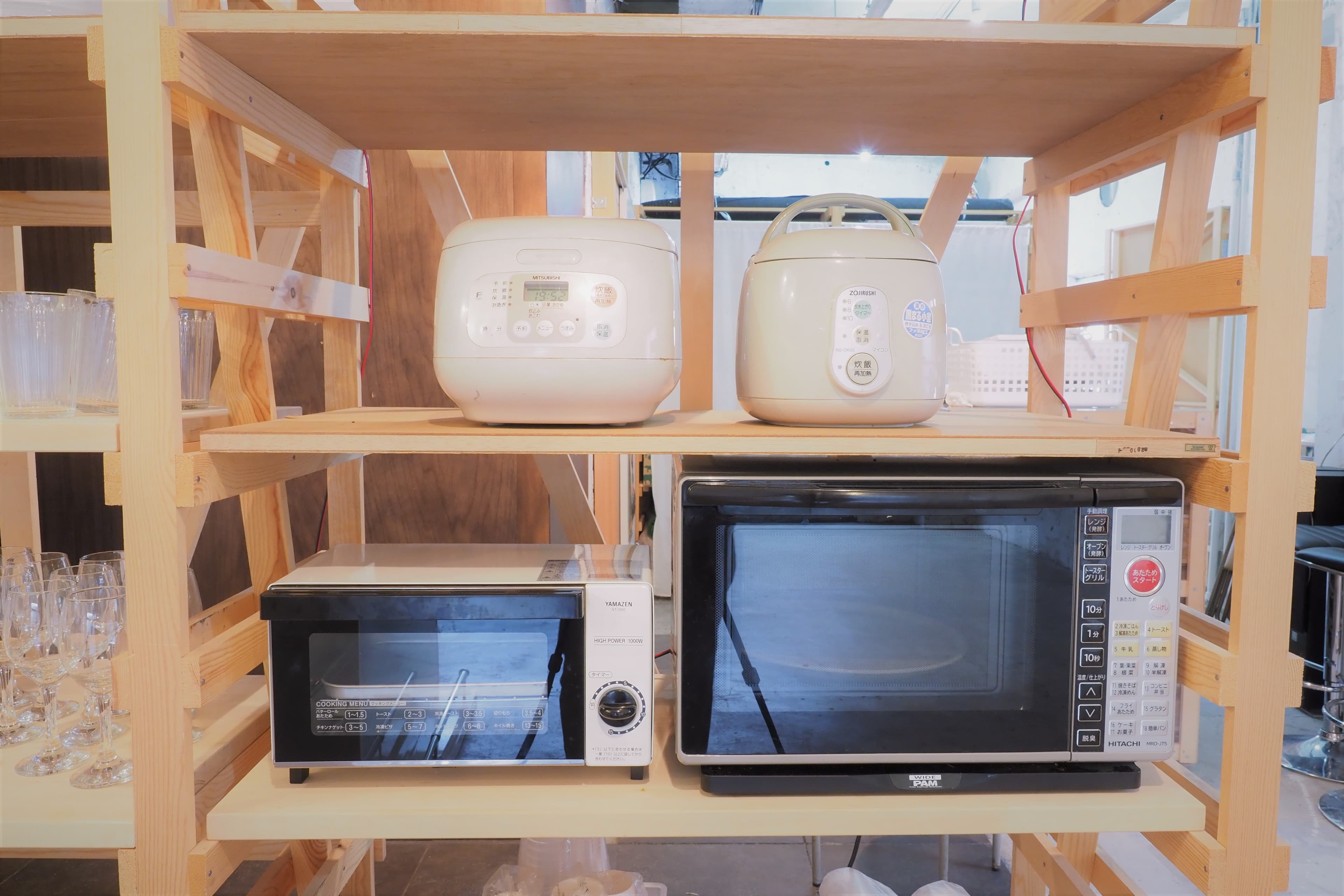電子レンジ、オーブントースター、炊飯ジャーは3合焚き1台があります。(※5合炊きはございません)