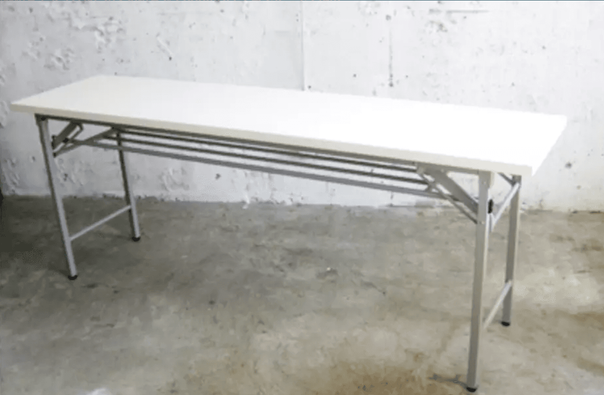 幅180cmの会議テーブル(x4)がご利用いただけます