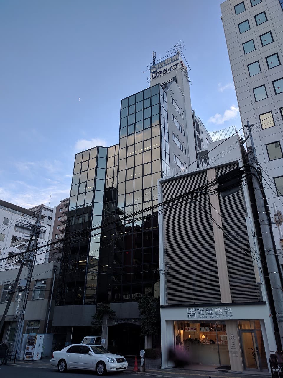 アンビション貸会議室のあるビル外観です。大通りから少し入った所なのでわかりやすいです。谷町九丁目駅より徒歩5分位