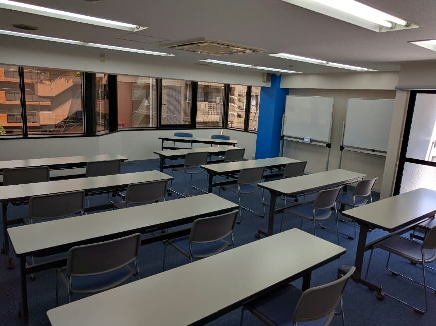 講師の方が来られる場合のスクール式でのレイアウトです。写真は1テーブルに2名がけの設営になります。