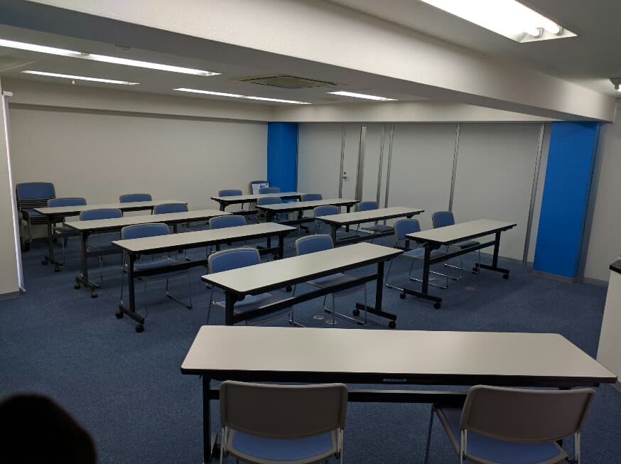 広々とゆったりと使われる場合の設営です。この時は少人数の投資セミナーでした。