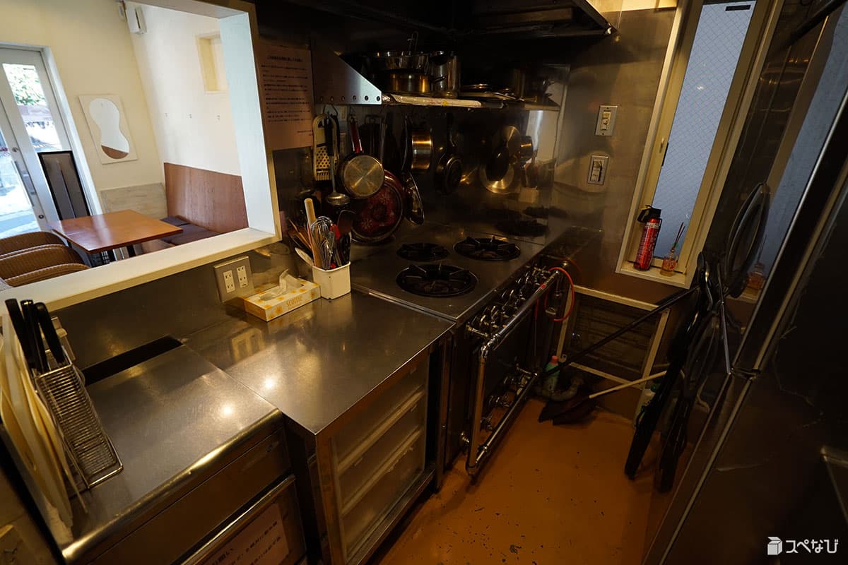 本格的な業務用キッチンには基本的なキッチンツールと食器が揃えてあります。