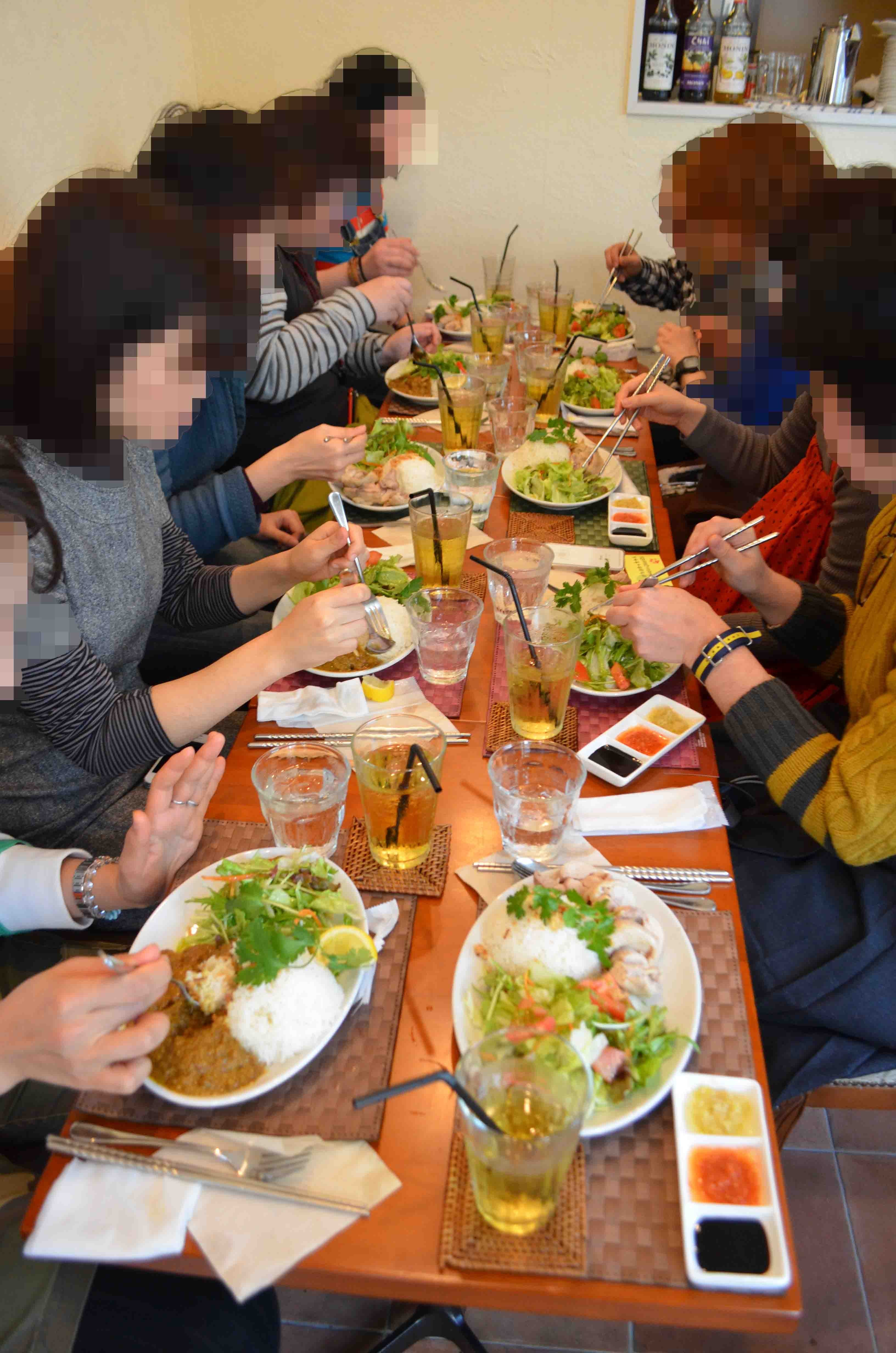 ベンチシートを利用してテーブルをつなげてのパーティーも可能です!