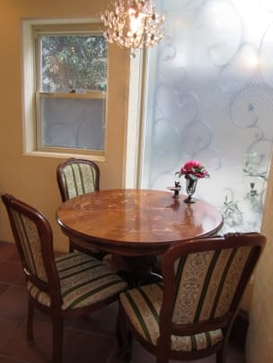 コーナーにある丸テーブルはパーティーではドリンクバーに、ワークショップでは物販にも使えます。