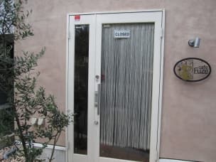 エントランス、三軒茶屋駅から徒歩5分の便利な立地です