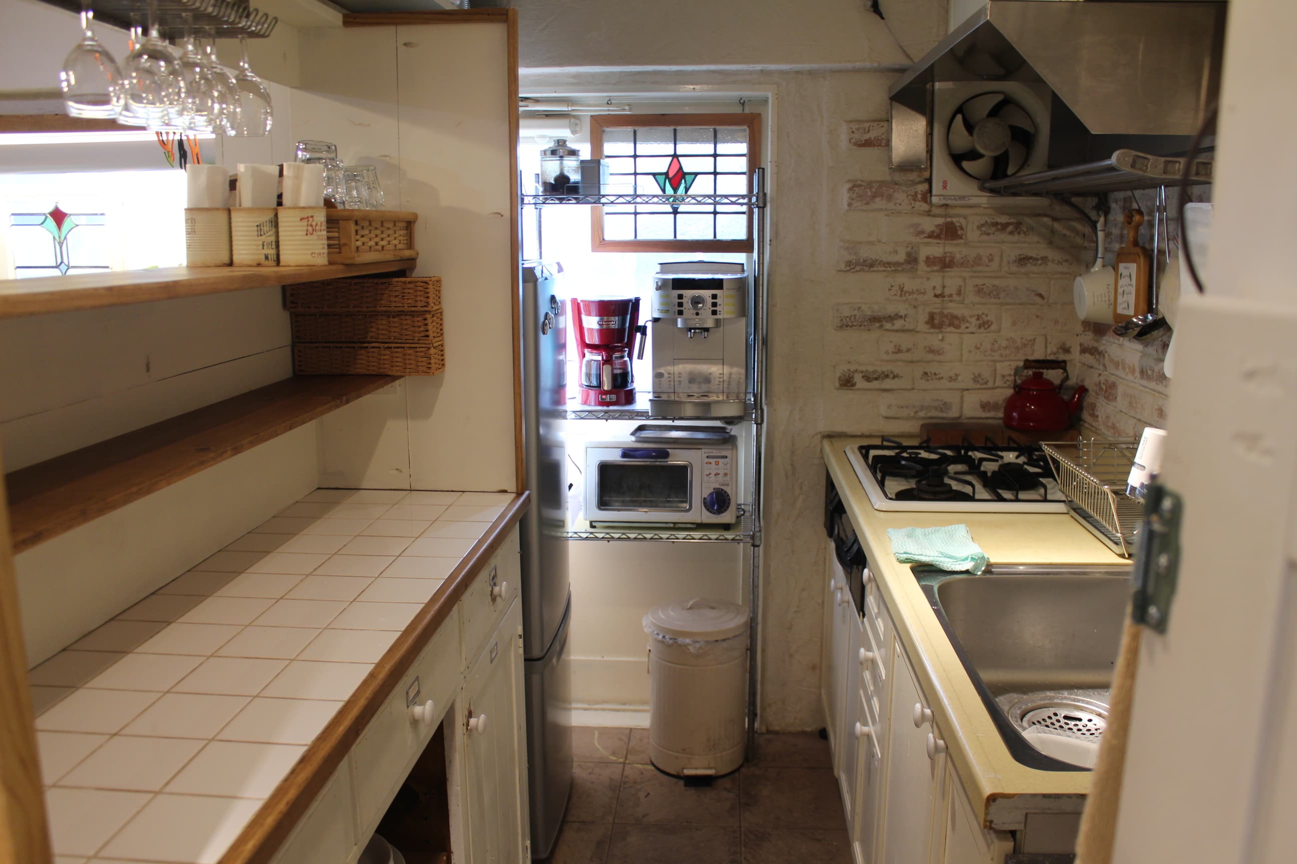 奥に冷蔵庫 コーヒーメーカー トースター エスプレッソマシン 炊飯器