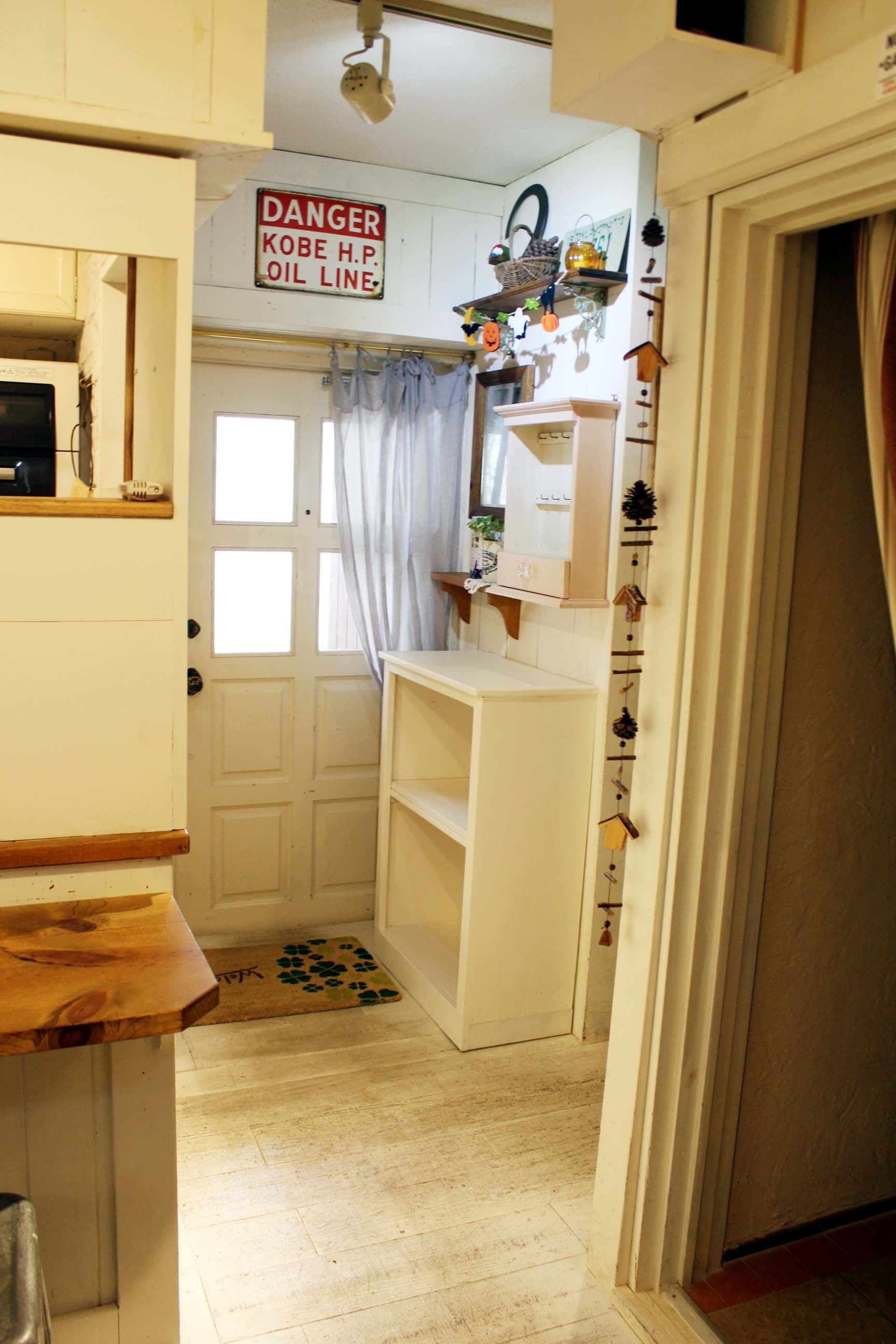 入口入って左側に室内照明スイッチがあります。土足でOK。