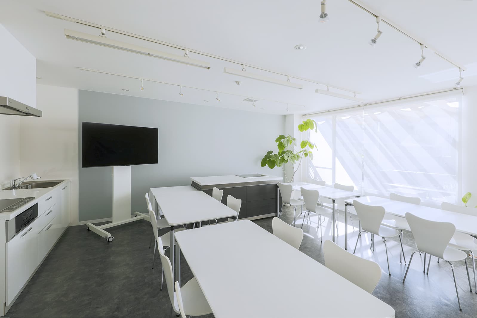 キッチンスタジオ 室内の様子1 ※大型モニターは常設ではございません