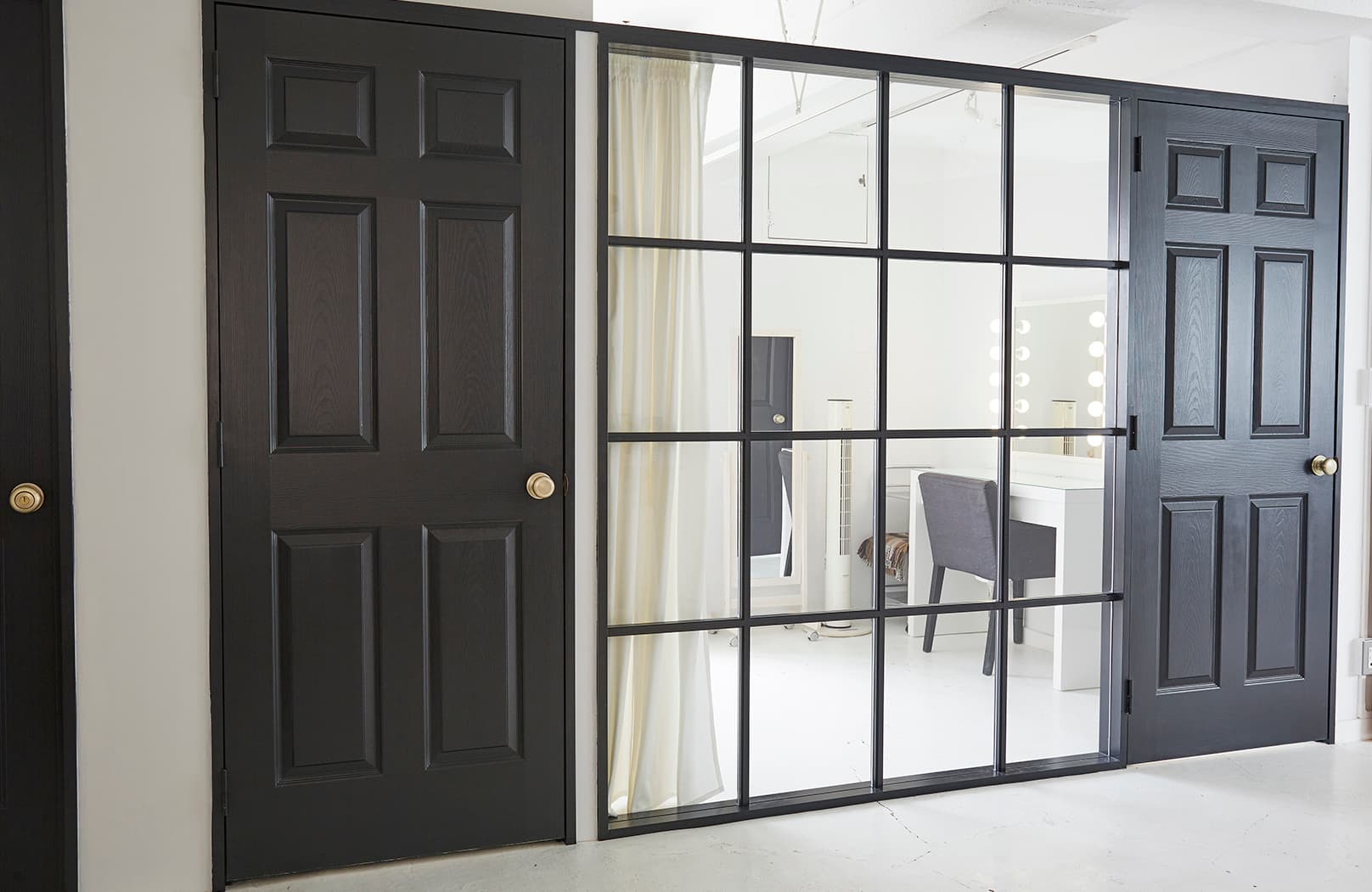 メイクルーム。カーテンあり。閉じれば撮影の壁面としても。