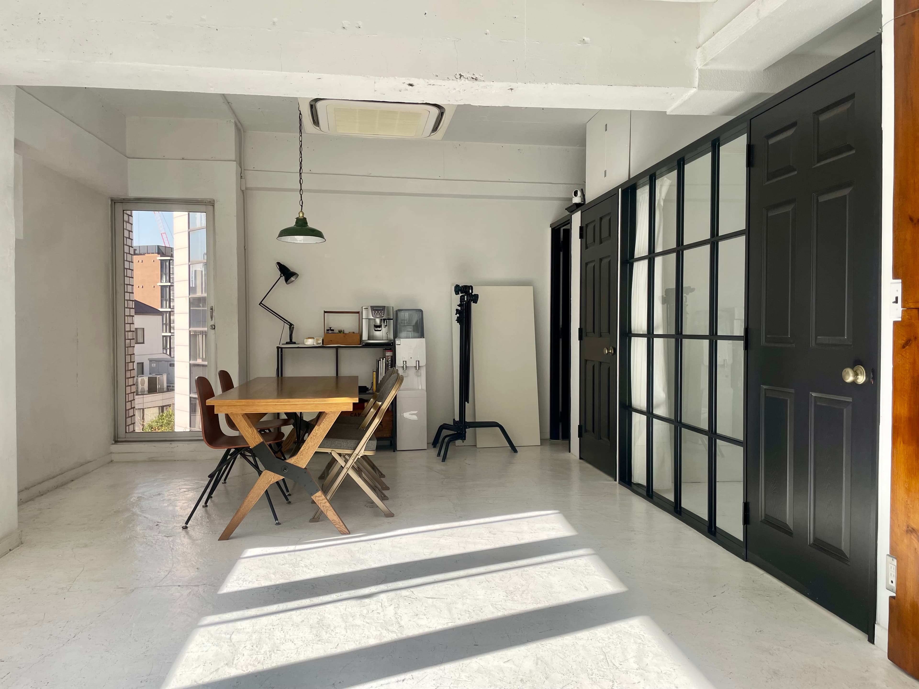 西側エリア。格子窓がある方がメイクルーム。