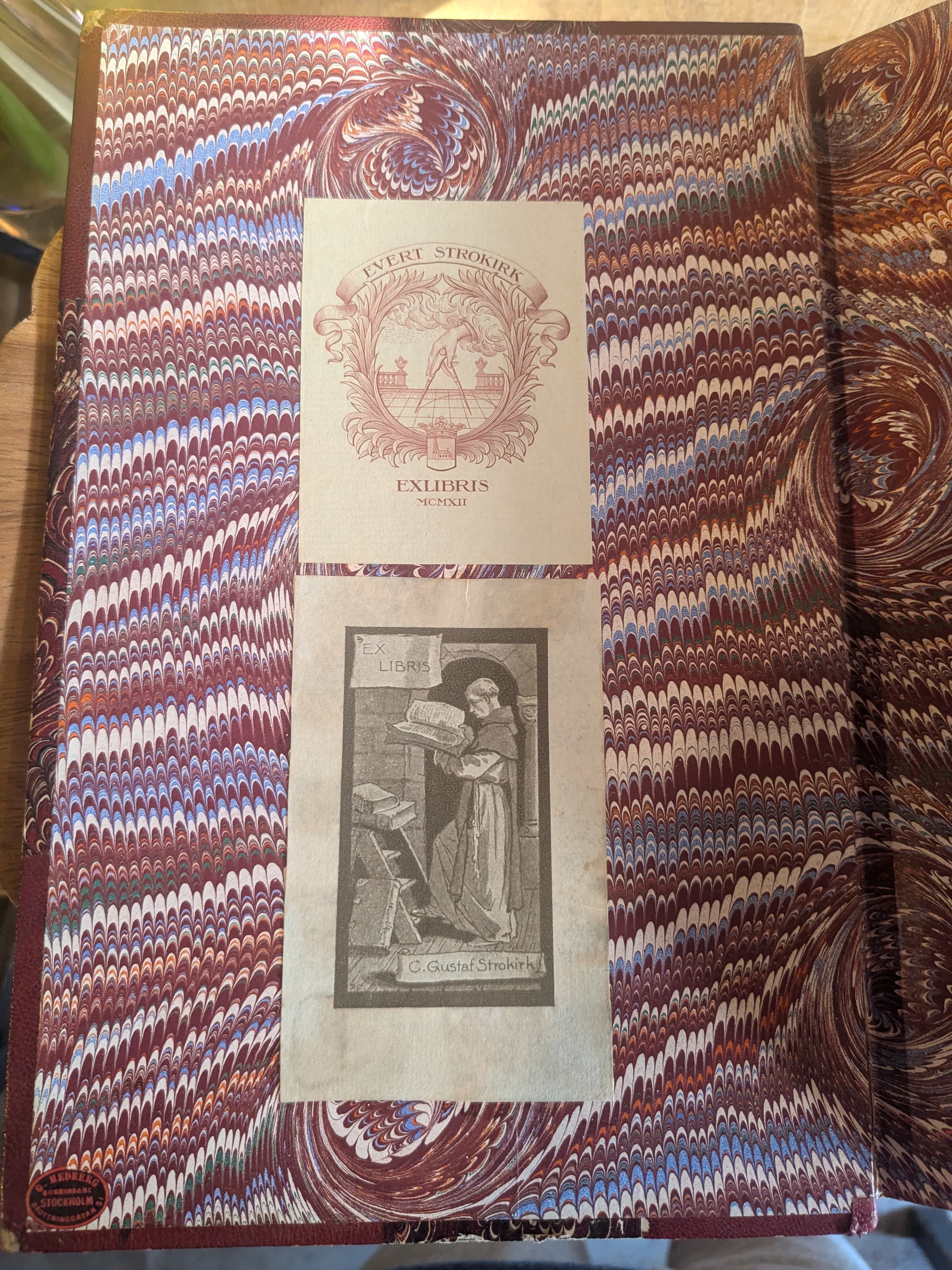 本に貼り付け、所有者を示す蔵書票