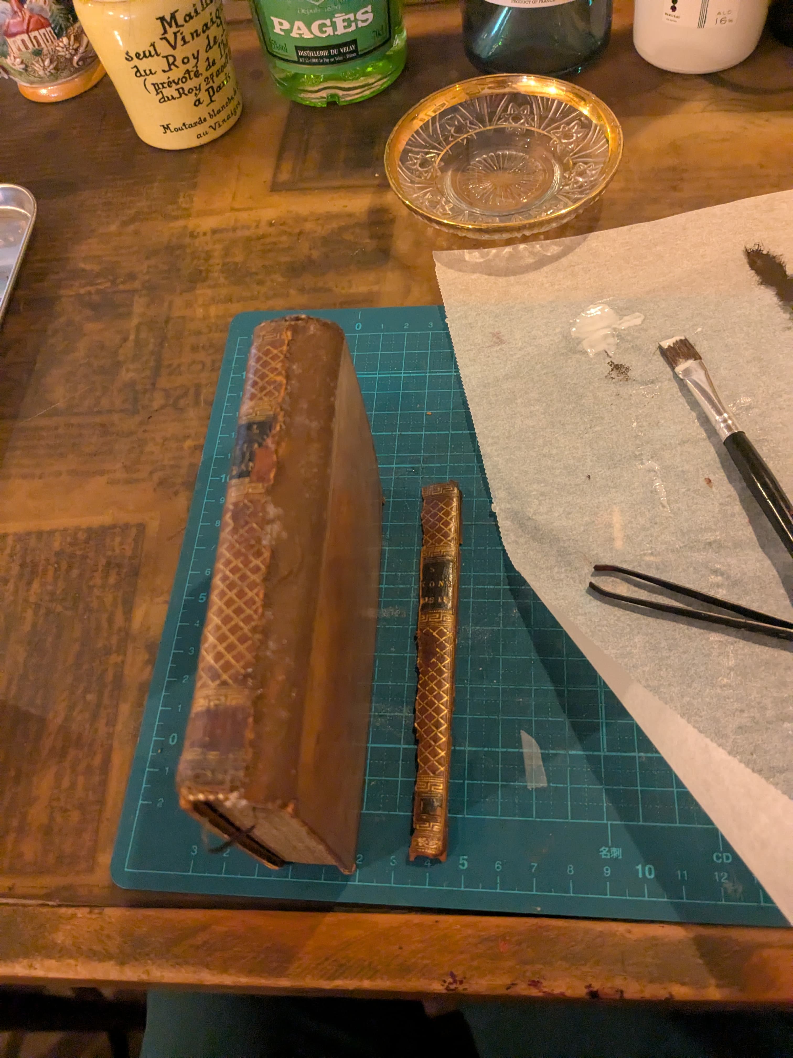 本の修復の様子