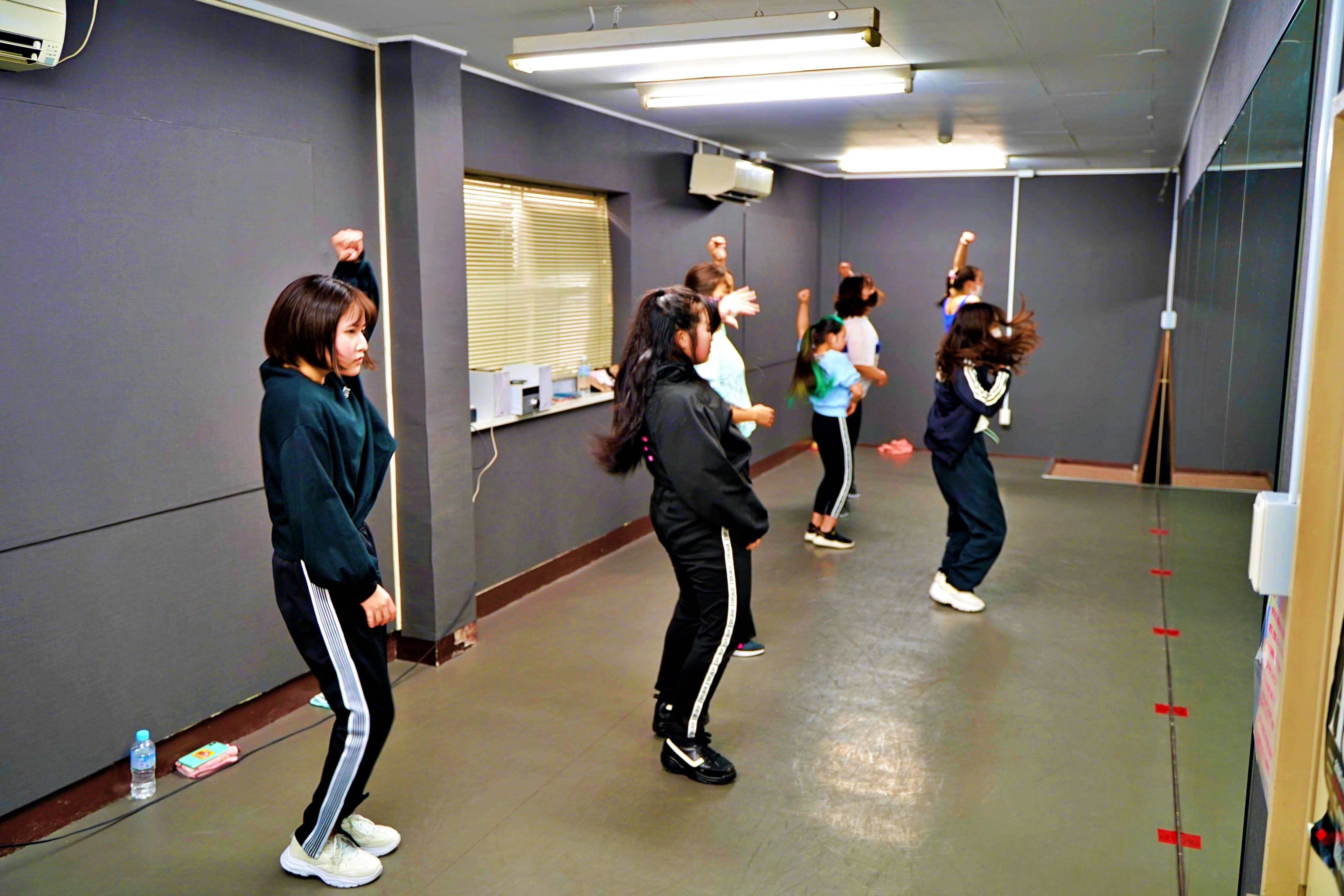 奥行きは広くないですが、横が広いスペースです。7人ぐらいまで可能です。