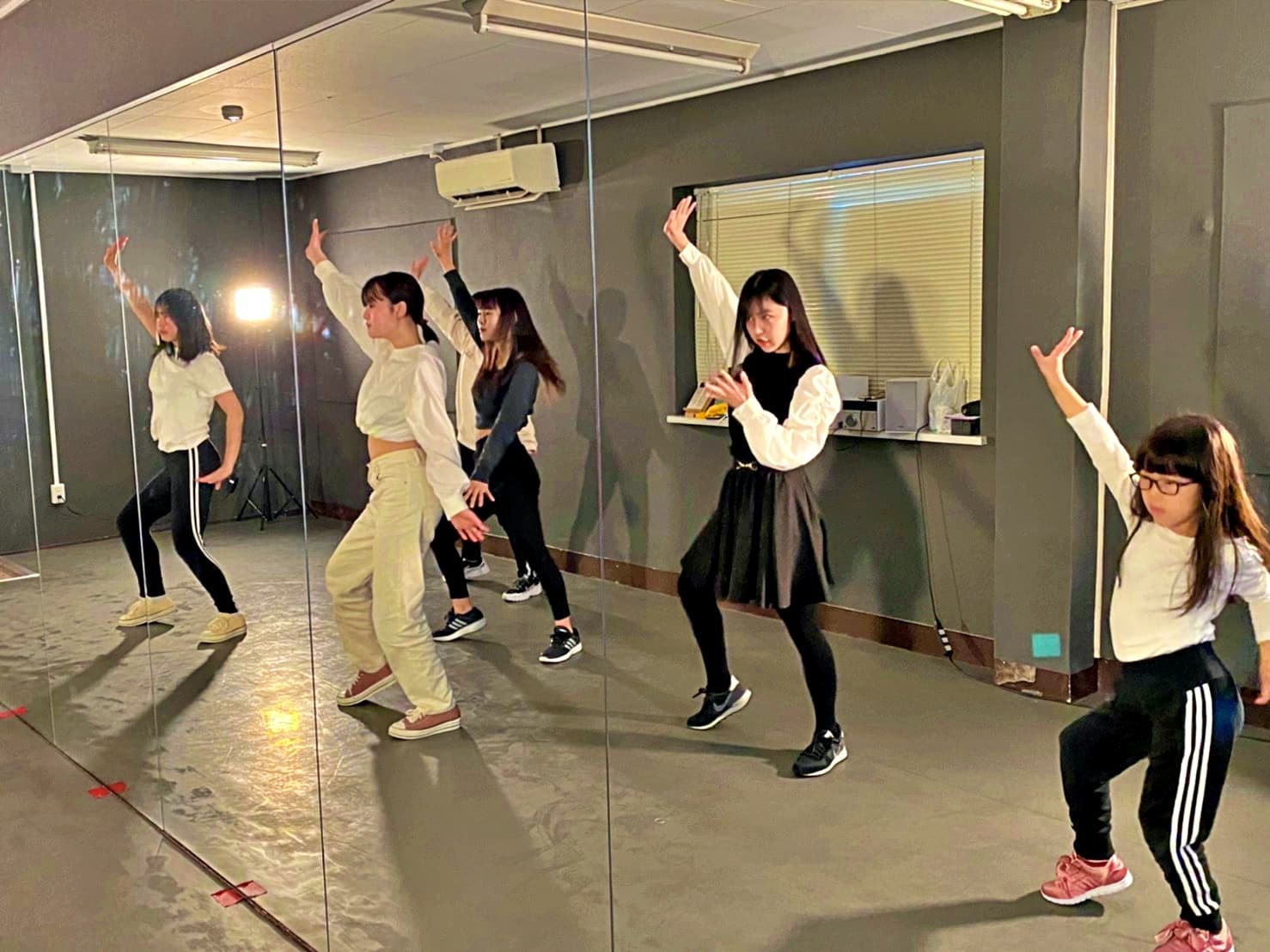 奥行きは広くないですが、横が広いスペースです。7人ぐらいまで可能です。