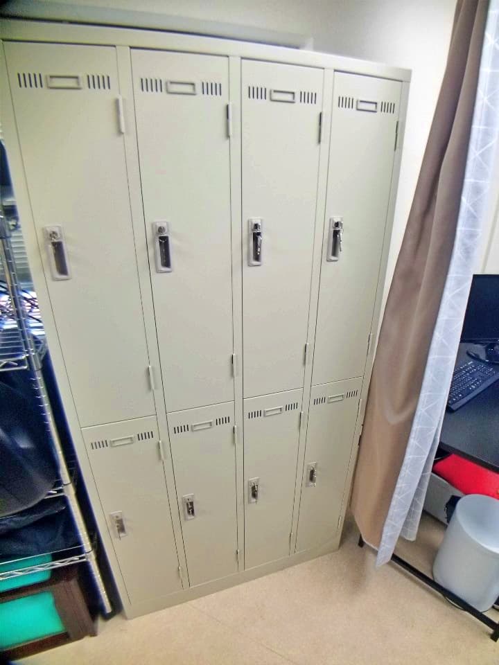 着替えスペースにロッカーございます。