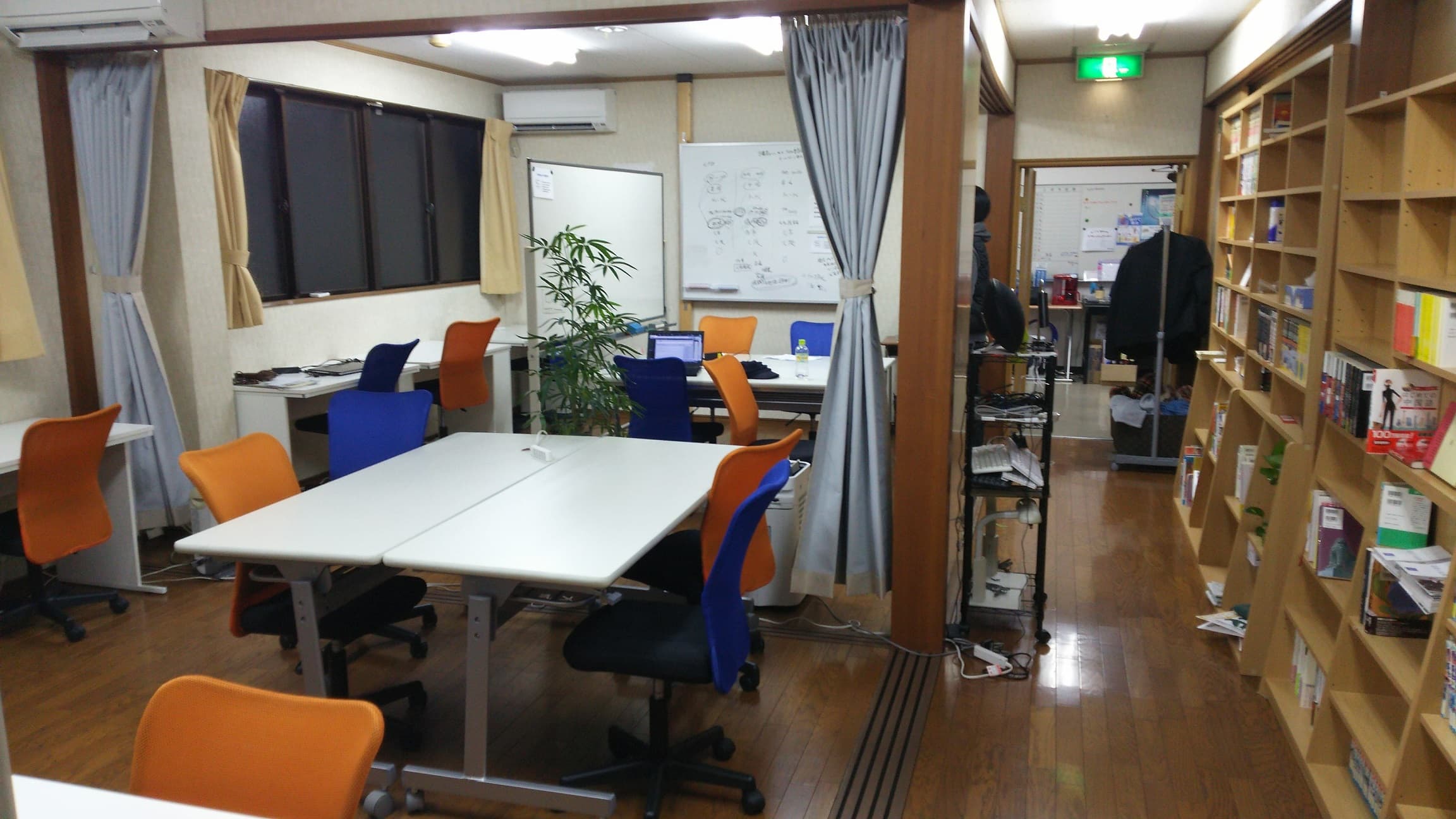 自由な席で仕事、勉強をしていただけます。