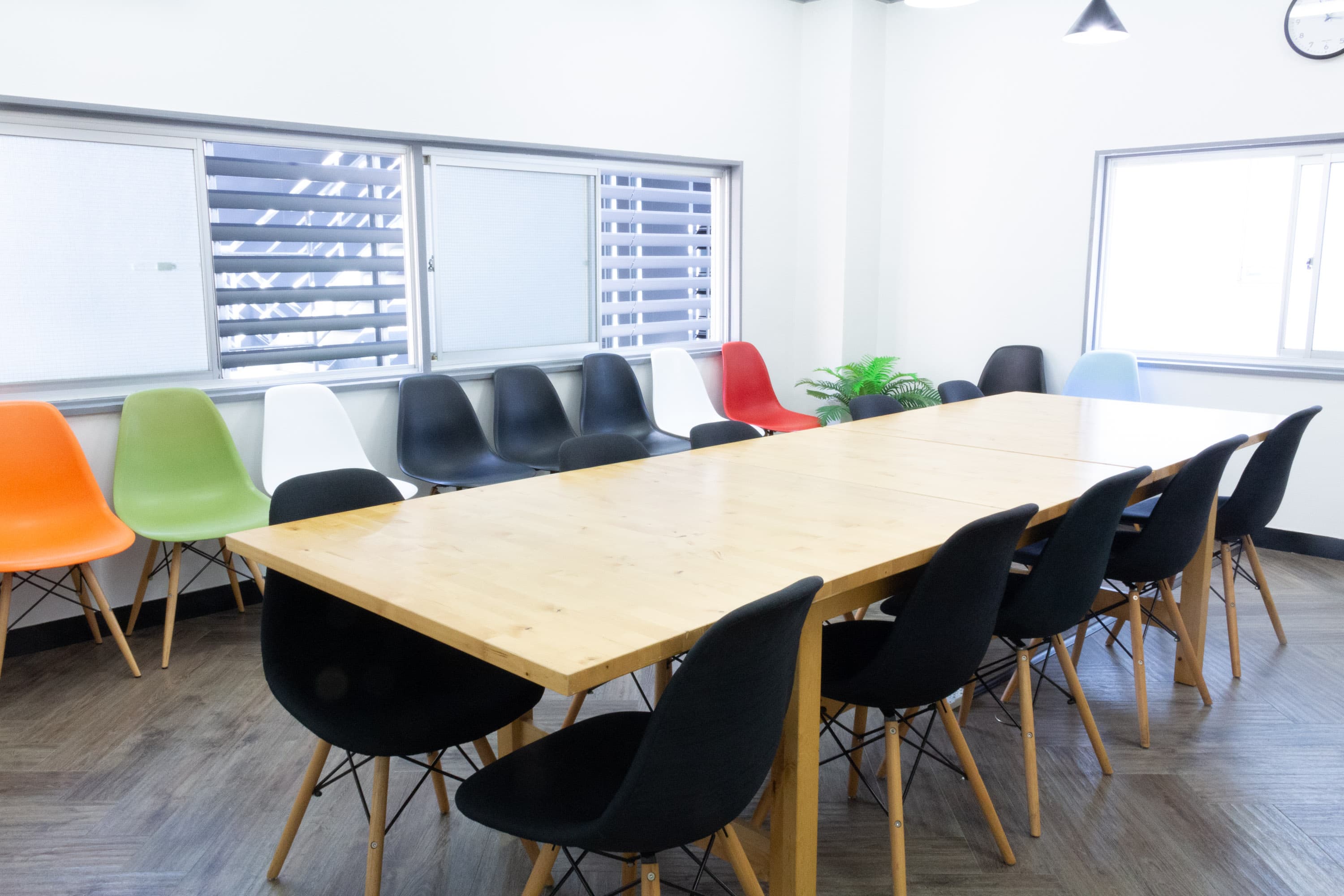 窓があるので換気が十分できます。最大20名でのご利用可能。