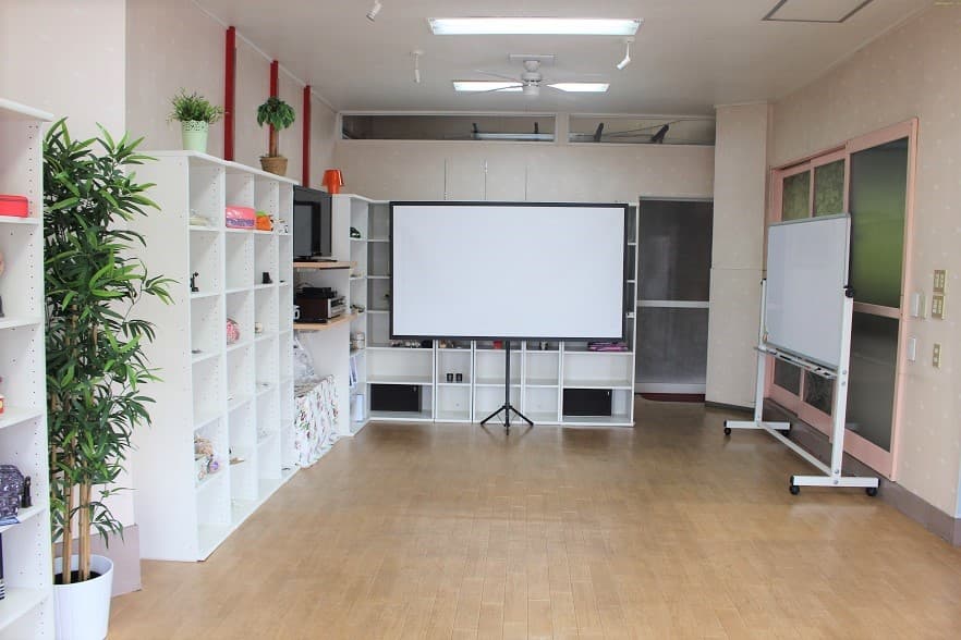 スペース大 80インチスクリーン