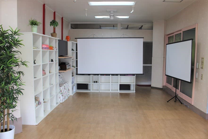 スペース大 100インチスクリーン