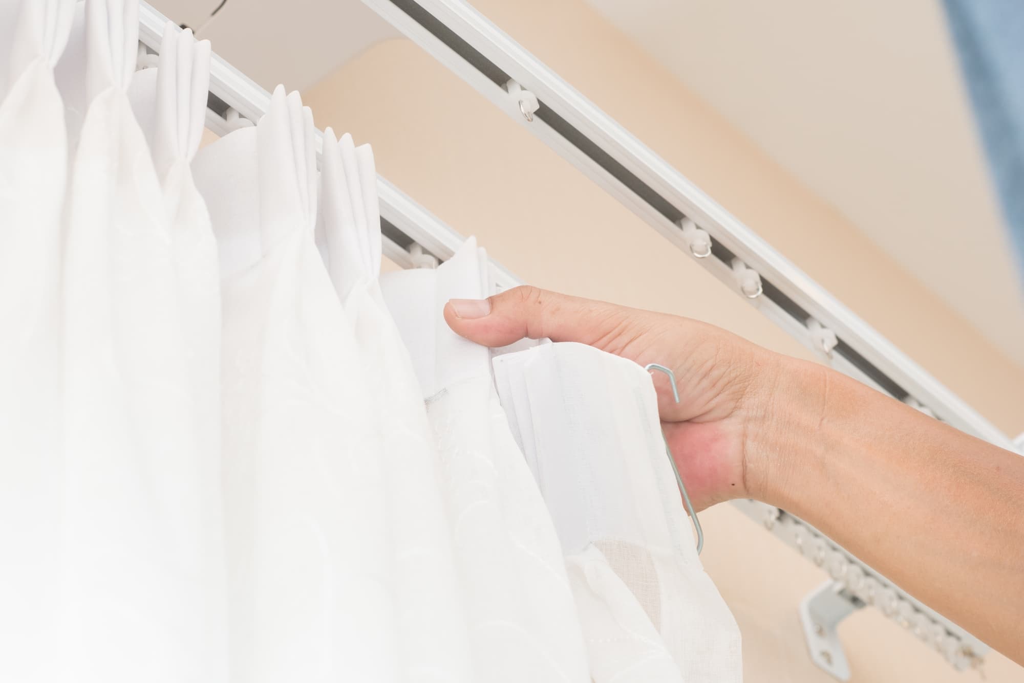 更衣スペースは2か所、スタジオ内カーテンで区切ります