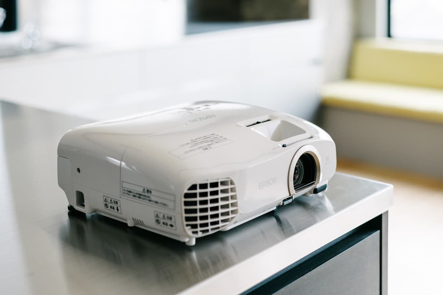 プロジェクター(オプション) ブルーレイ、DVD、PC、ファミコン、なんでも大画面で映せちゃいます!