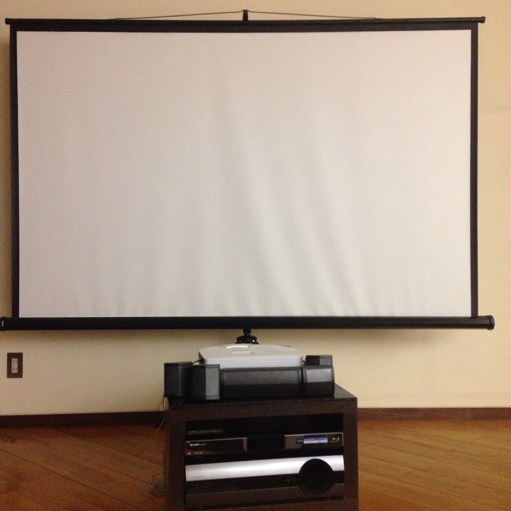 プロジェクター(500円/1時間)とセットのスクリーンです。