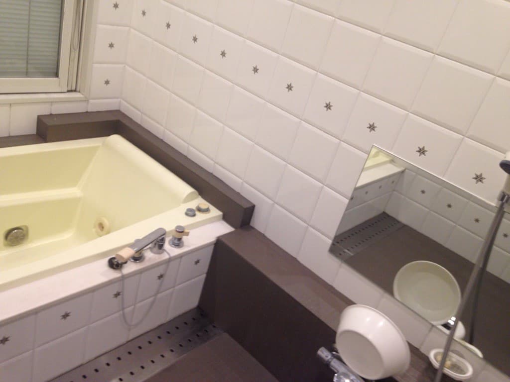 ジャグジー付きお風呂、シャワー、サウナ、シャンプー、リンス、ボディソープ 歯ブラシセット、バスタオルなど(1人300円)