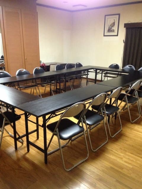 会議用テーブルは11台、椅子は44脚あります。