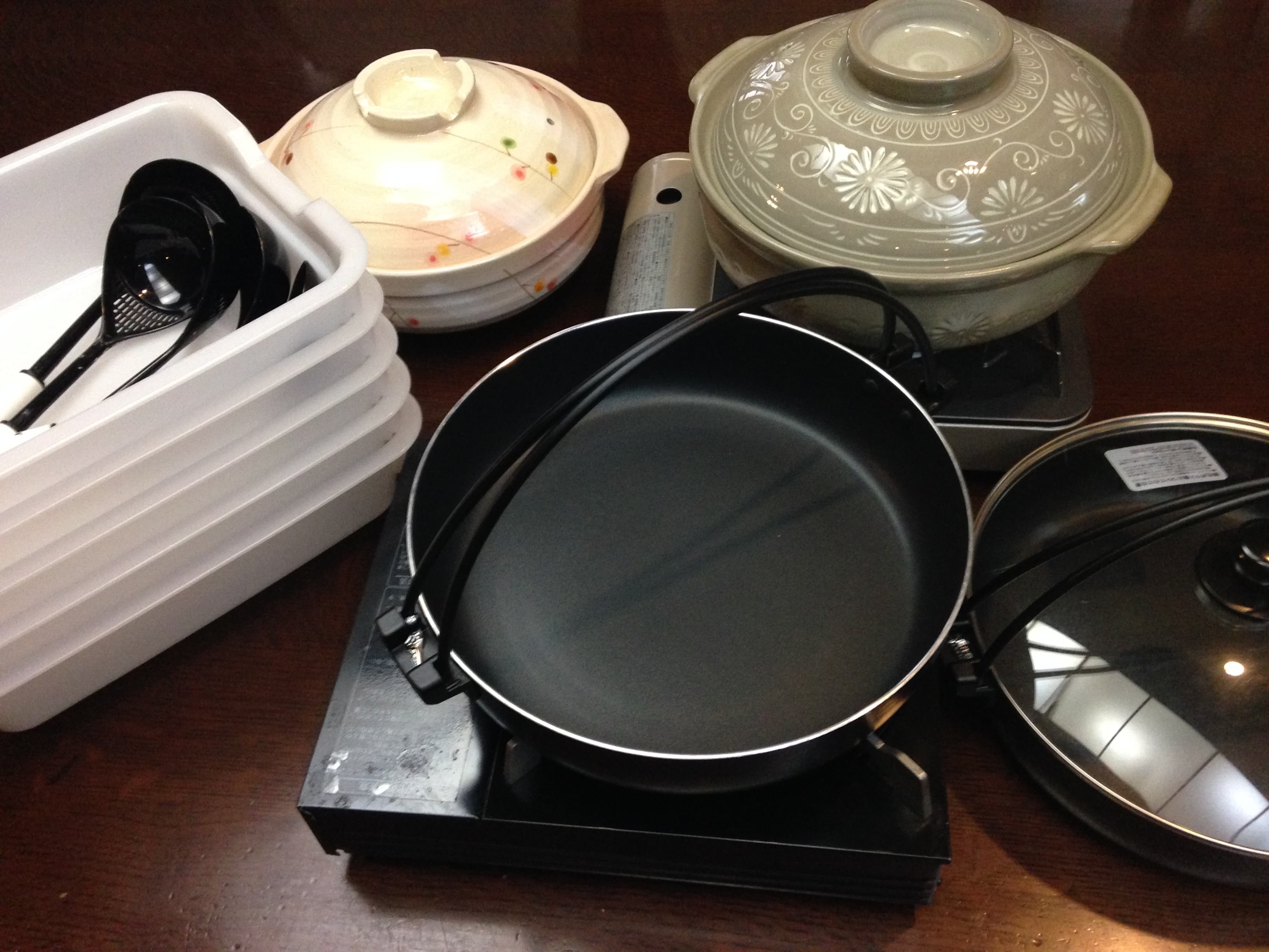 カセットコンロ×6、土鍋×4、すき焼き兼用鍋×2、グリルパン×1