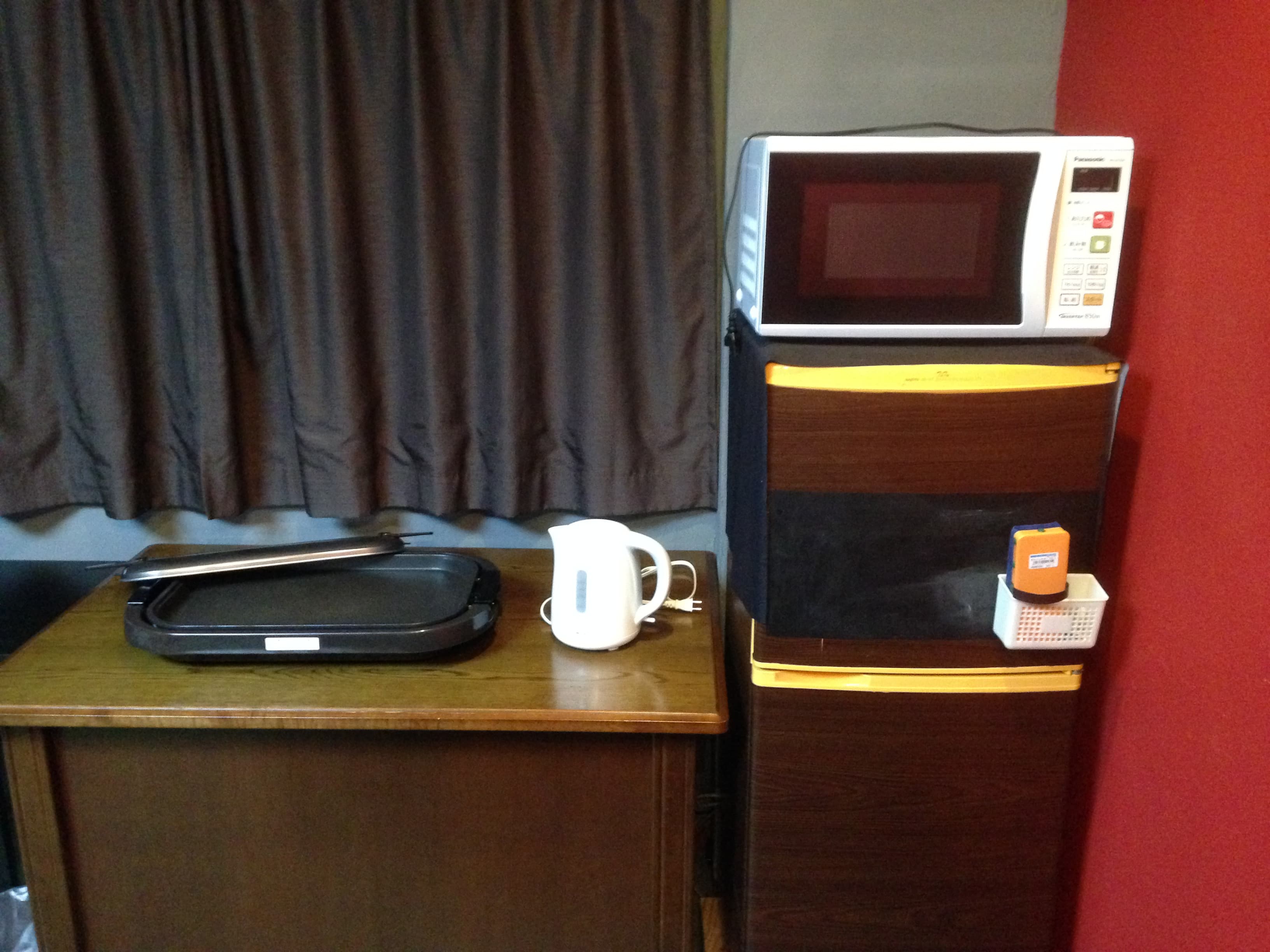 ミニ冷蔵庫、電子レンジ、ホットプレートなどで簡単な料理が出来ます。