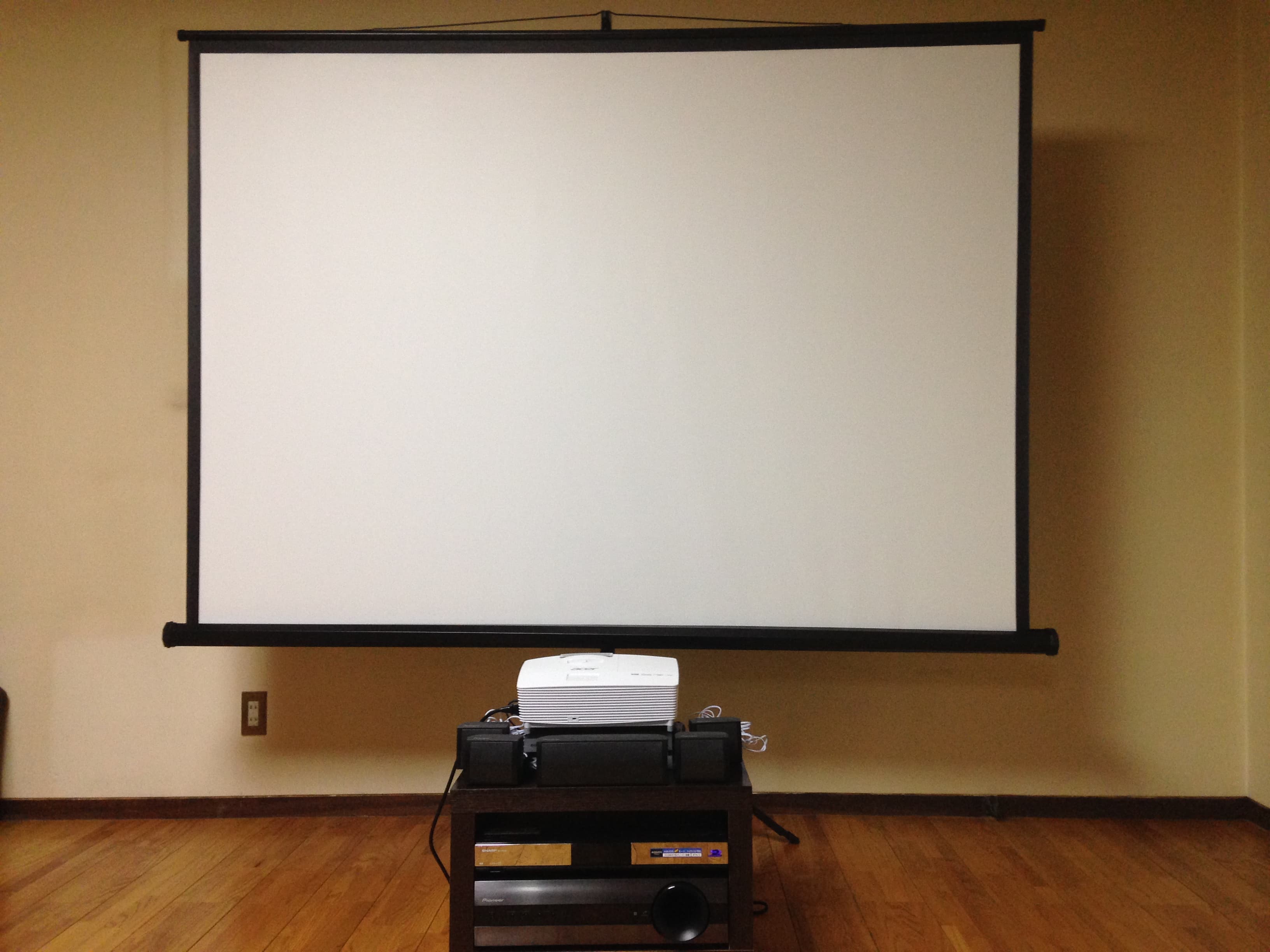 プロジェクター(500円/1時間)とセットのスクリーンです。