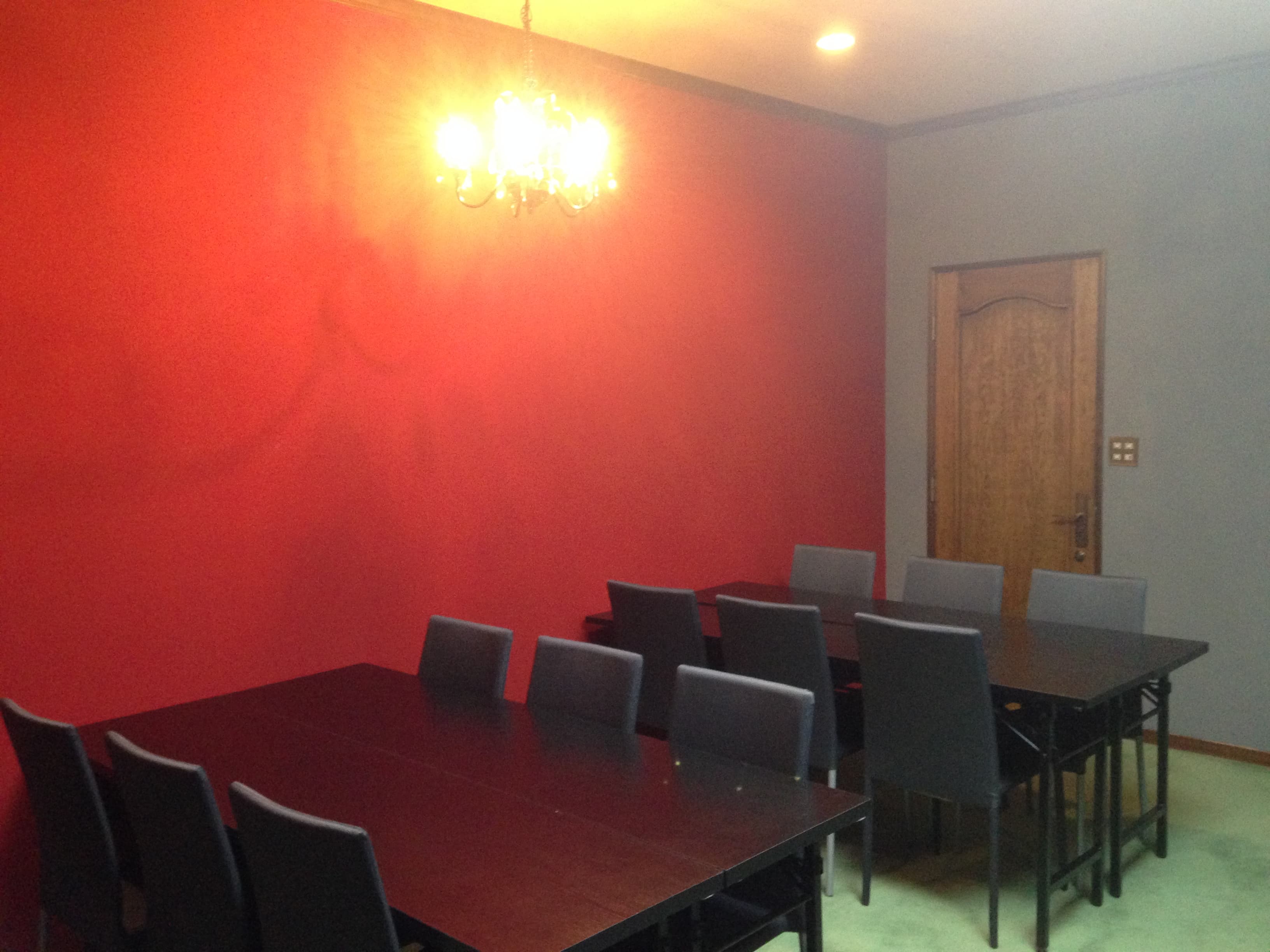 3人がけの会議用テーブルが8台入ります。