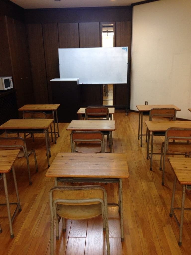 学校の机と椅子10セットあります。