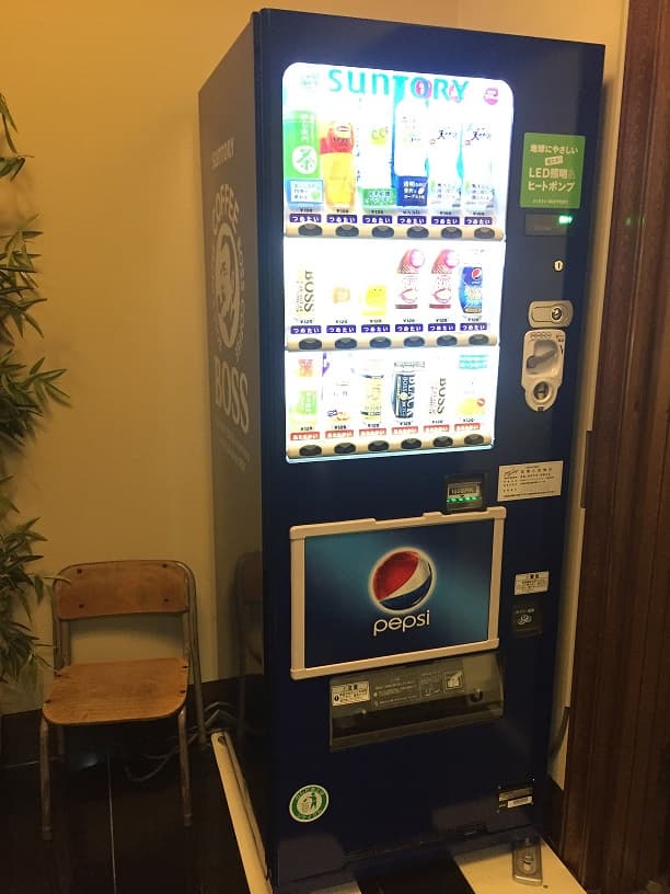 玄関にドリンクの自動販売機を設置しております。