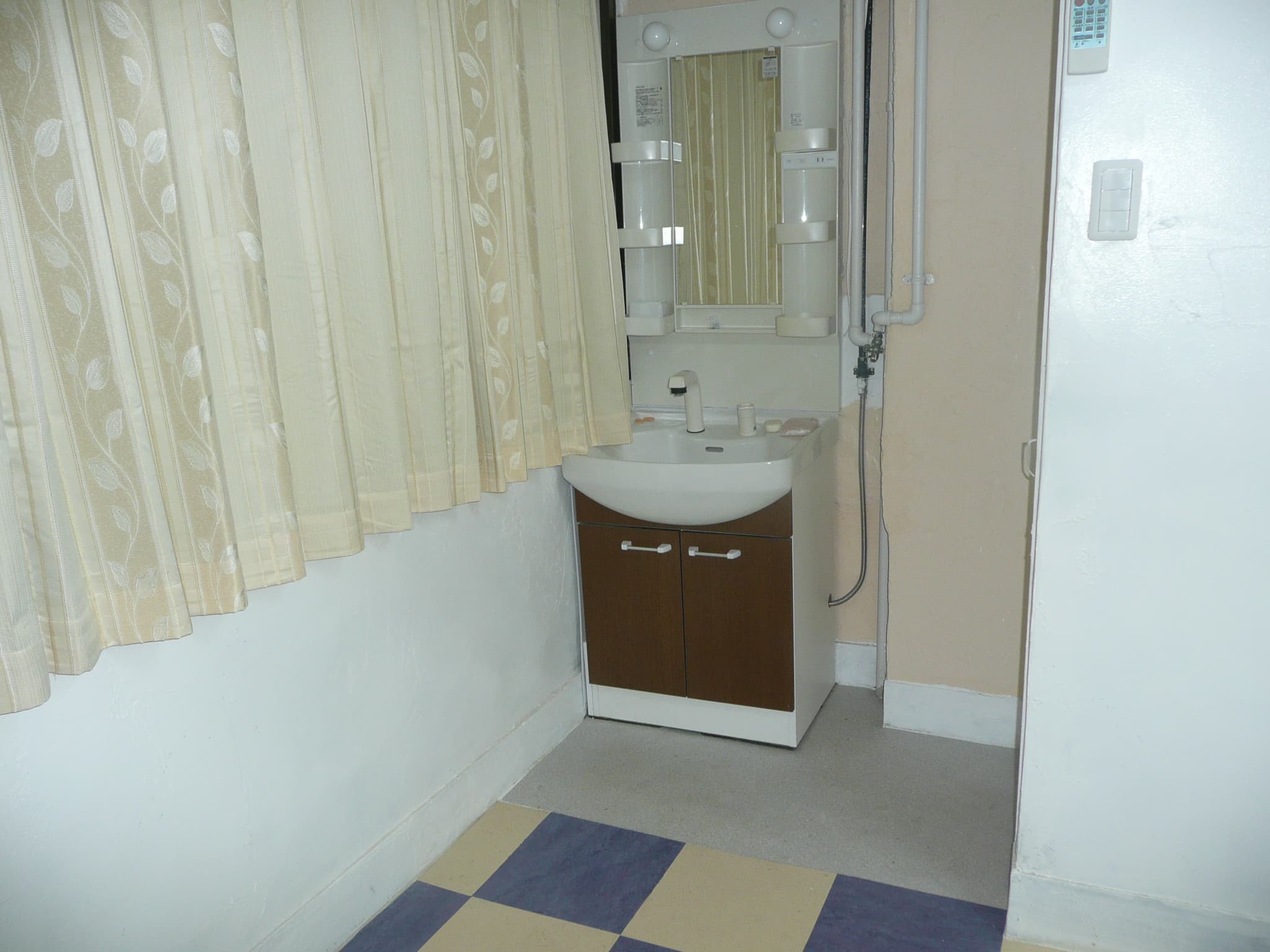 洗面台 冷蔵庫ありです。夏には飲み物を冷やすのにご使用ください。