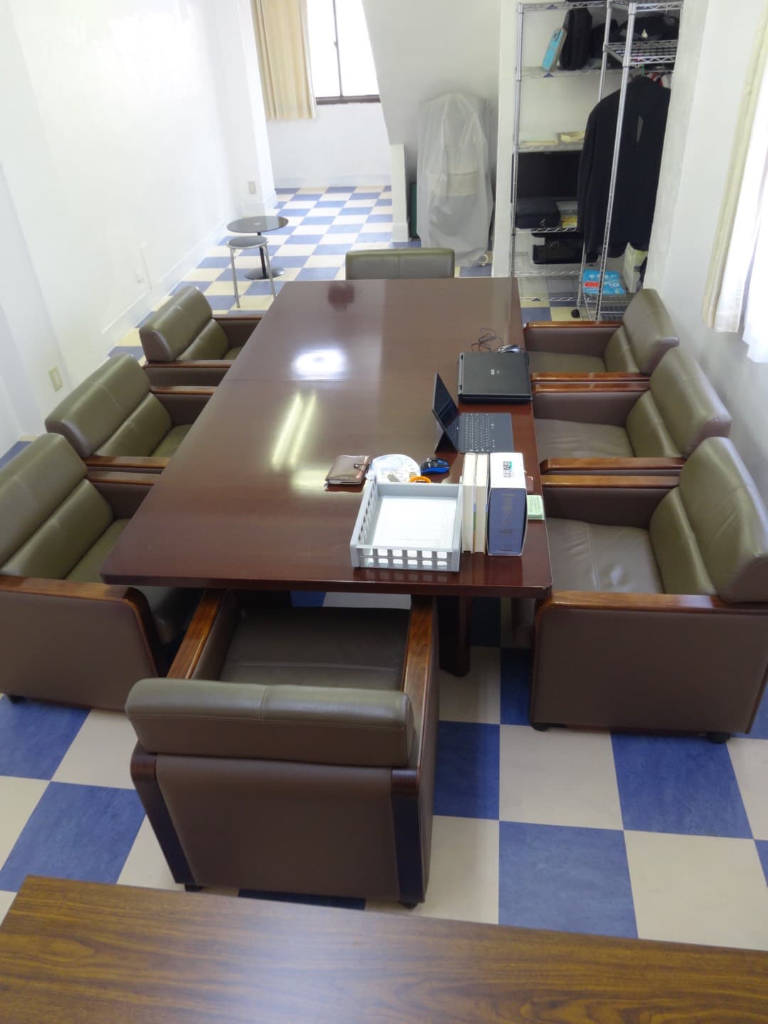 机の右手前にWIFIの番号が記載された紙が挟んであります。