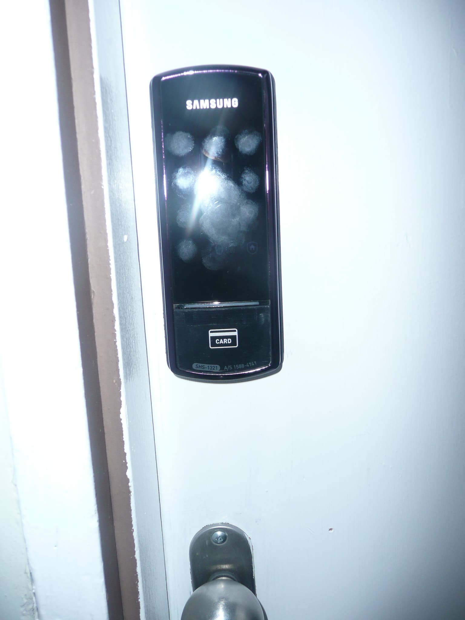 入口は電子錠です。現地支払いのお客様はスタッフが開けます。